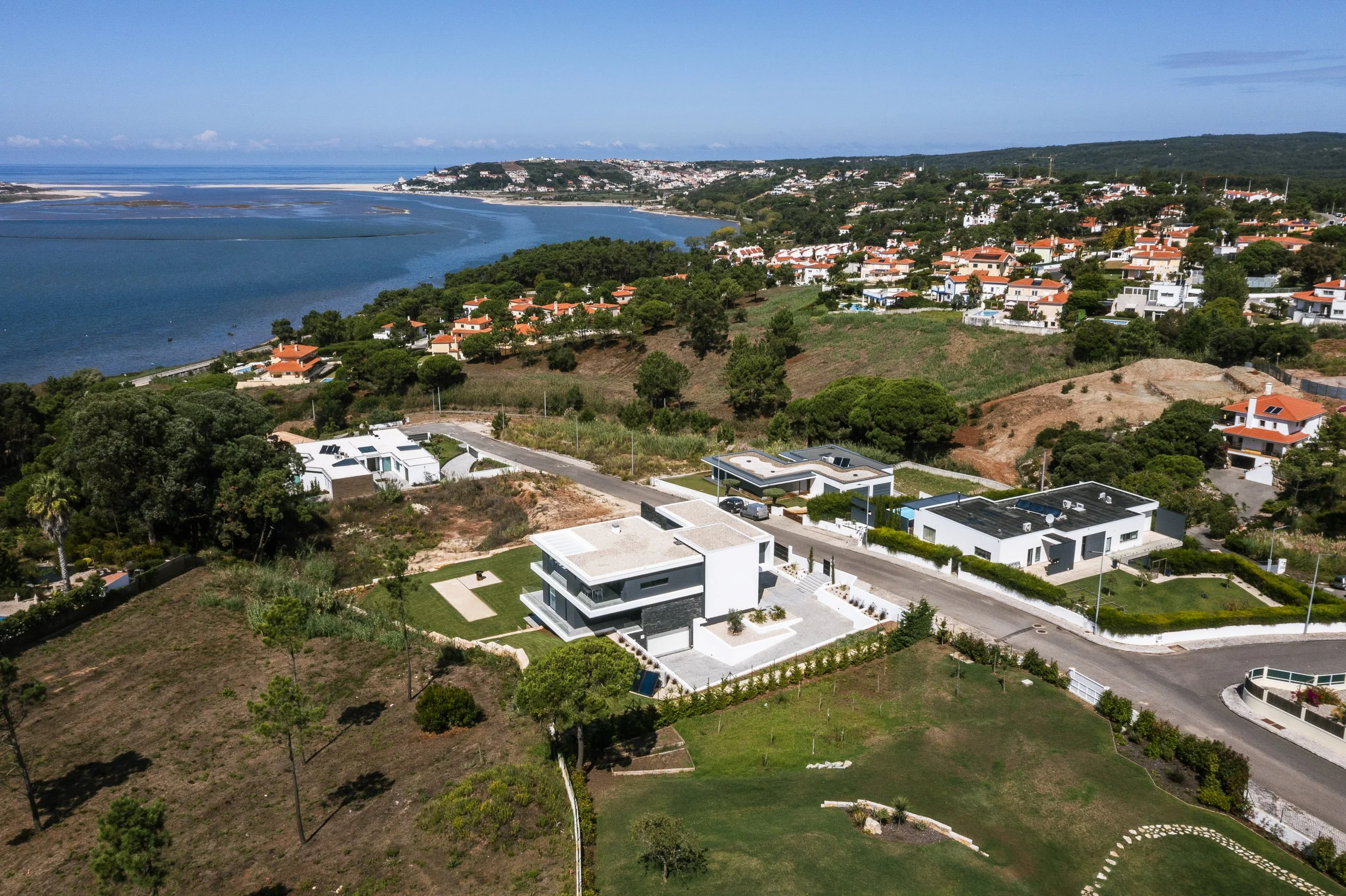 foz-do-arelho-contemporary-private-residence-portugal-aerial-photography074.jpg