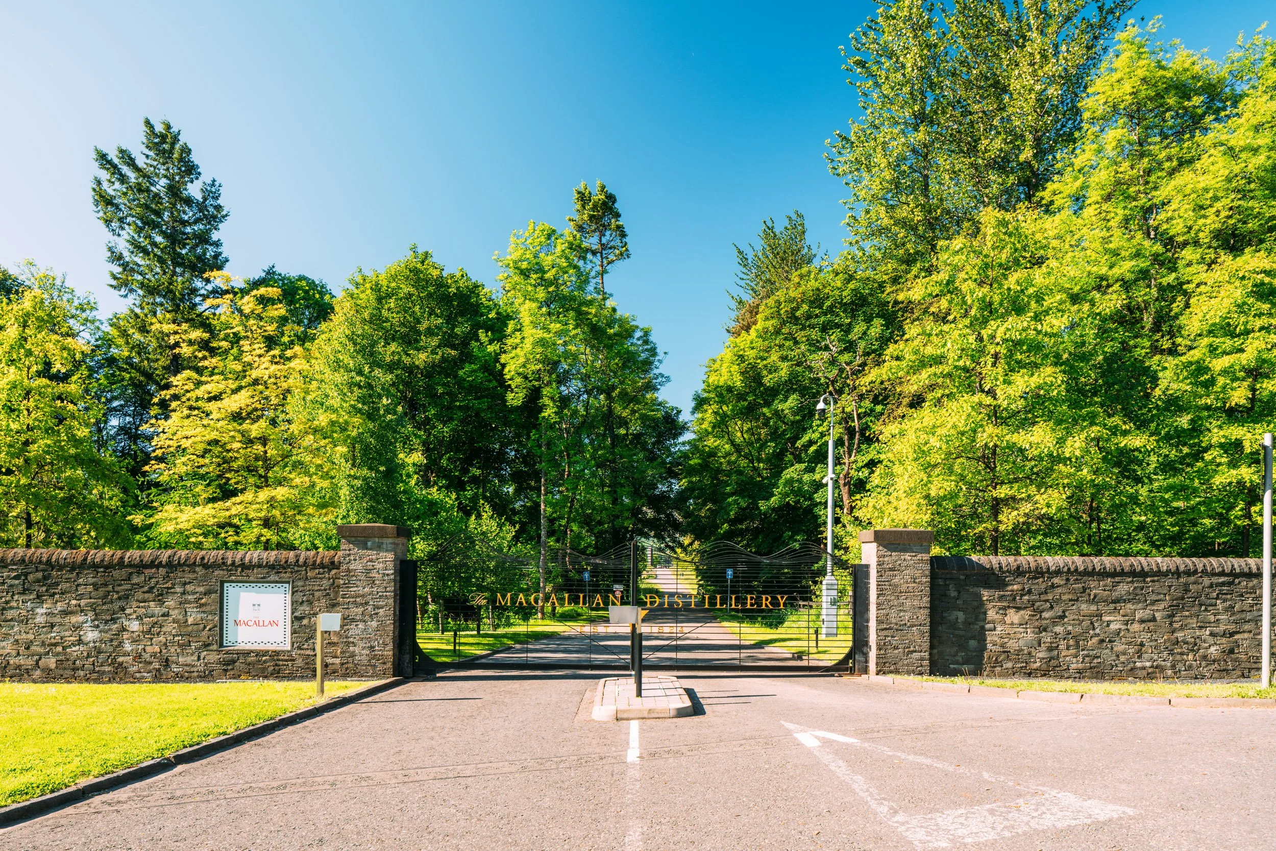 macallan-distillery-rshp-exterior-landscape-001.jpg