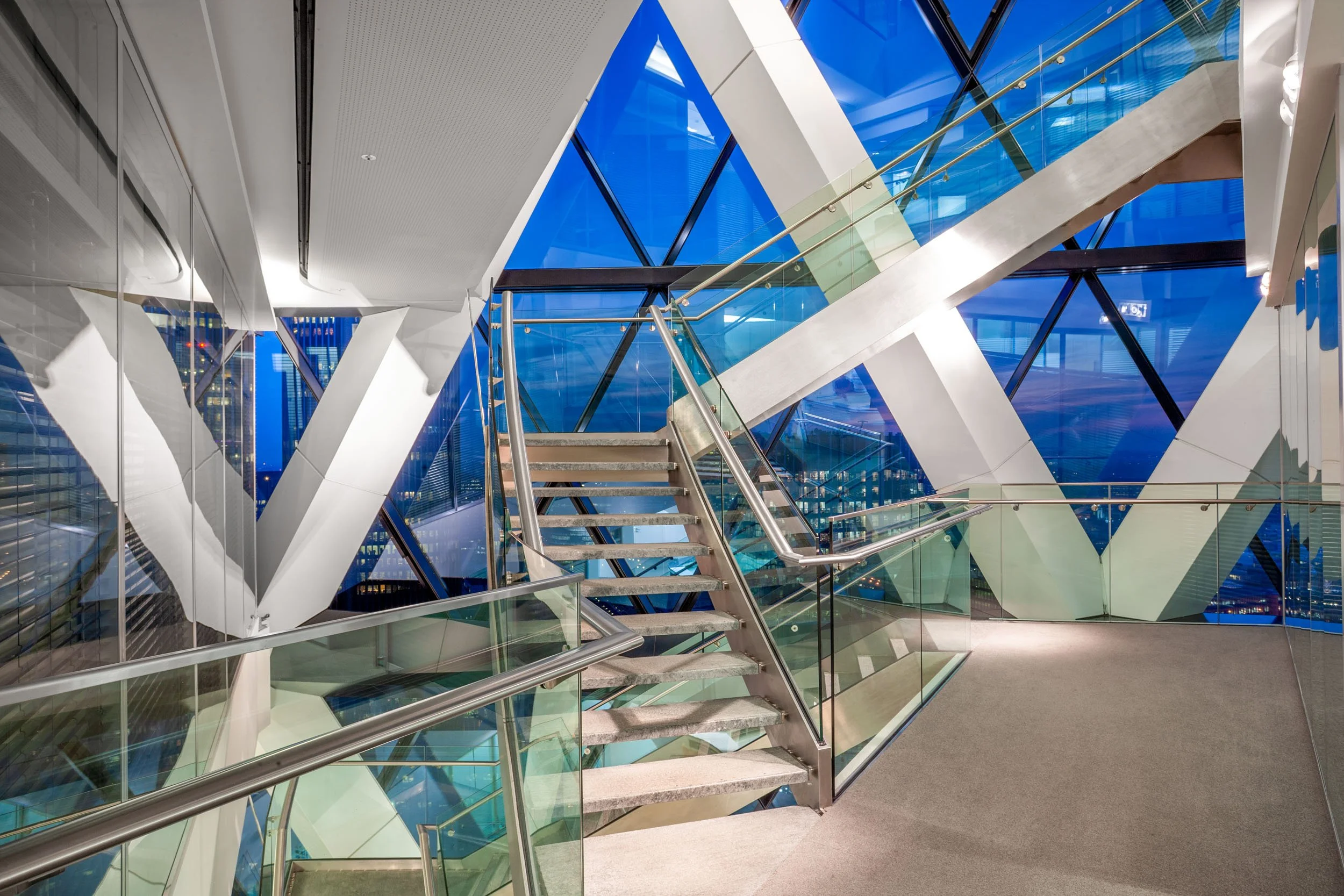 30-st-mary-axe-the-gherkin-london-office-architecture-foster-partners-joas-souza-03.jpg