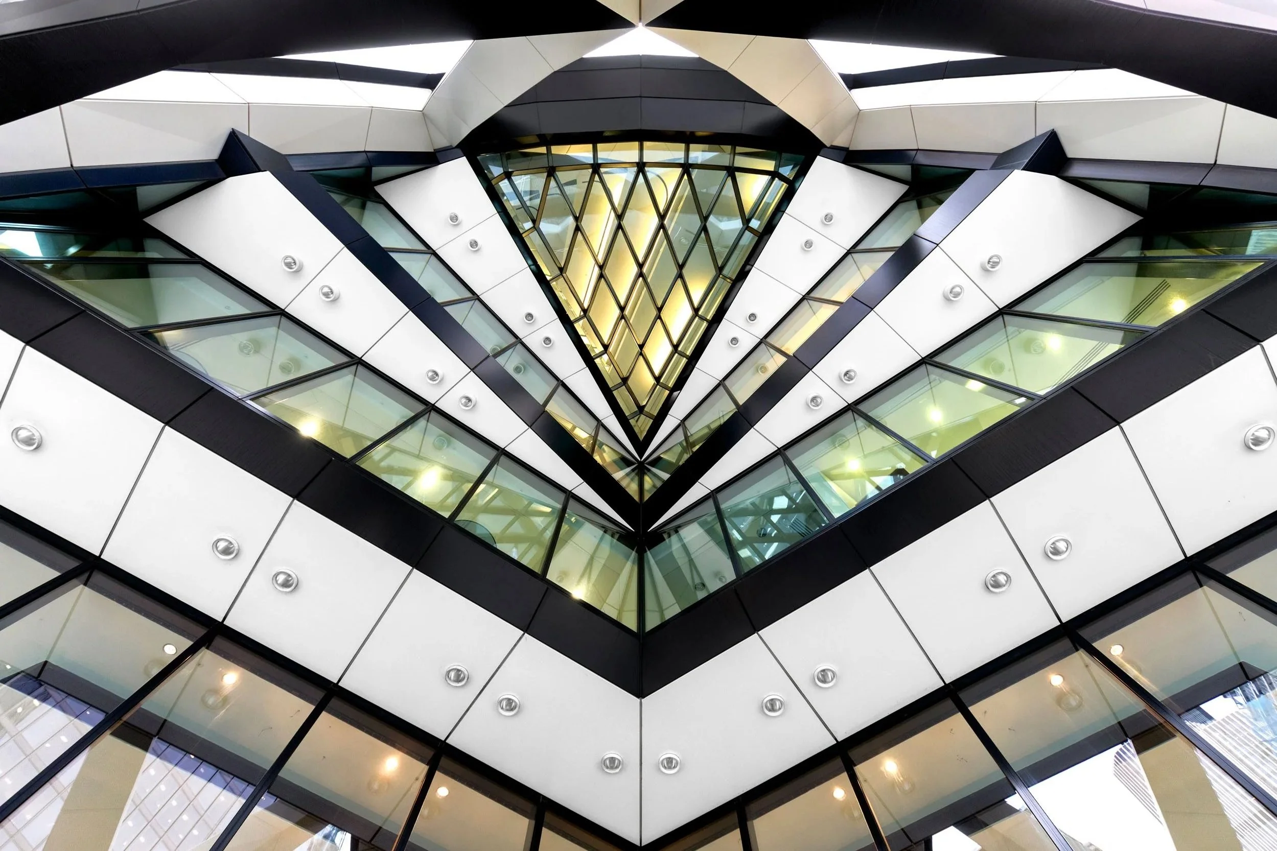 30-st-mary-axe-the-gherkin-london-office-architecture-foster-partners-joas-souza-15.jpg