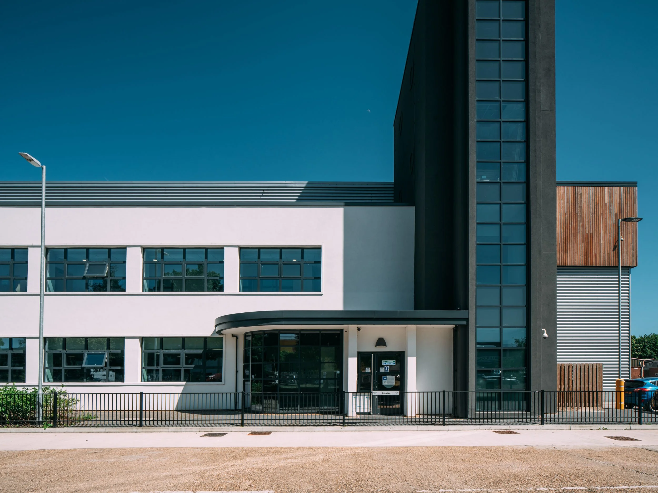 orpington-greater-london-uk-amazon-logistics-warehouse-industrial-04.jpg