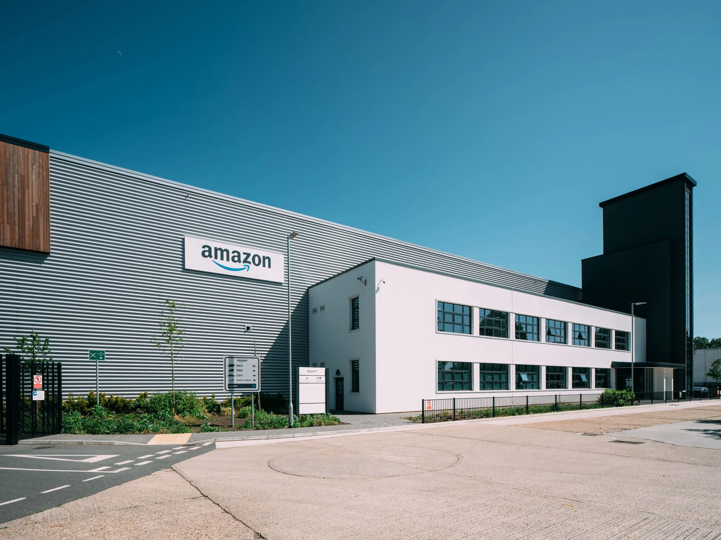orpington-greater-london-uk-amazon-logistics-warehouse-industrial-05.jpg