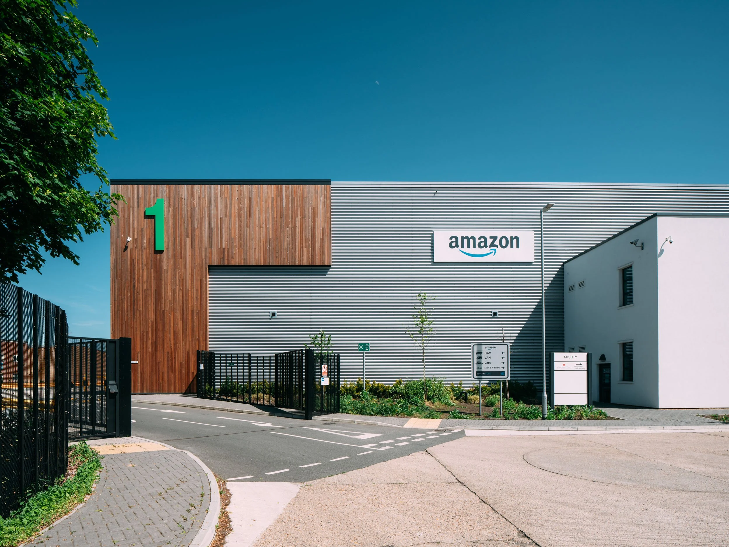 orpington-greater-london-uk-amazon-logistics-warehouse-industrial-06.jpg
