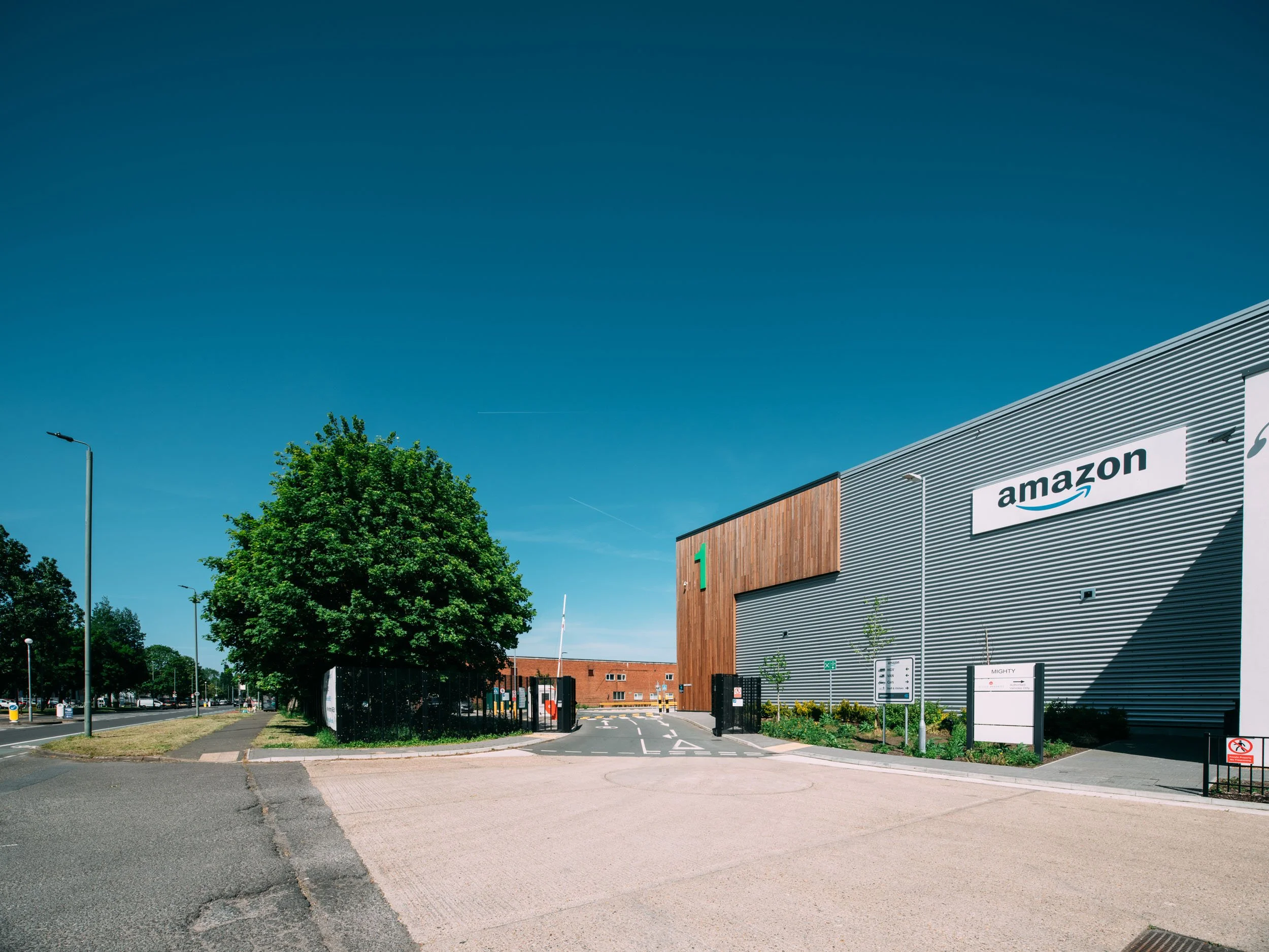orpington-greater-london-uk-amazon-logistics-warehouse-industrial-07.jpg