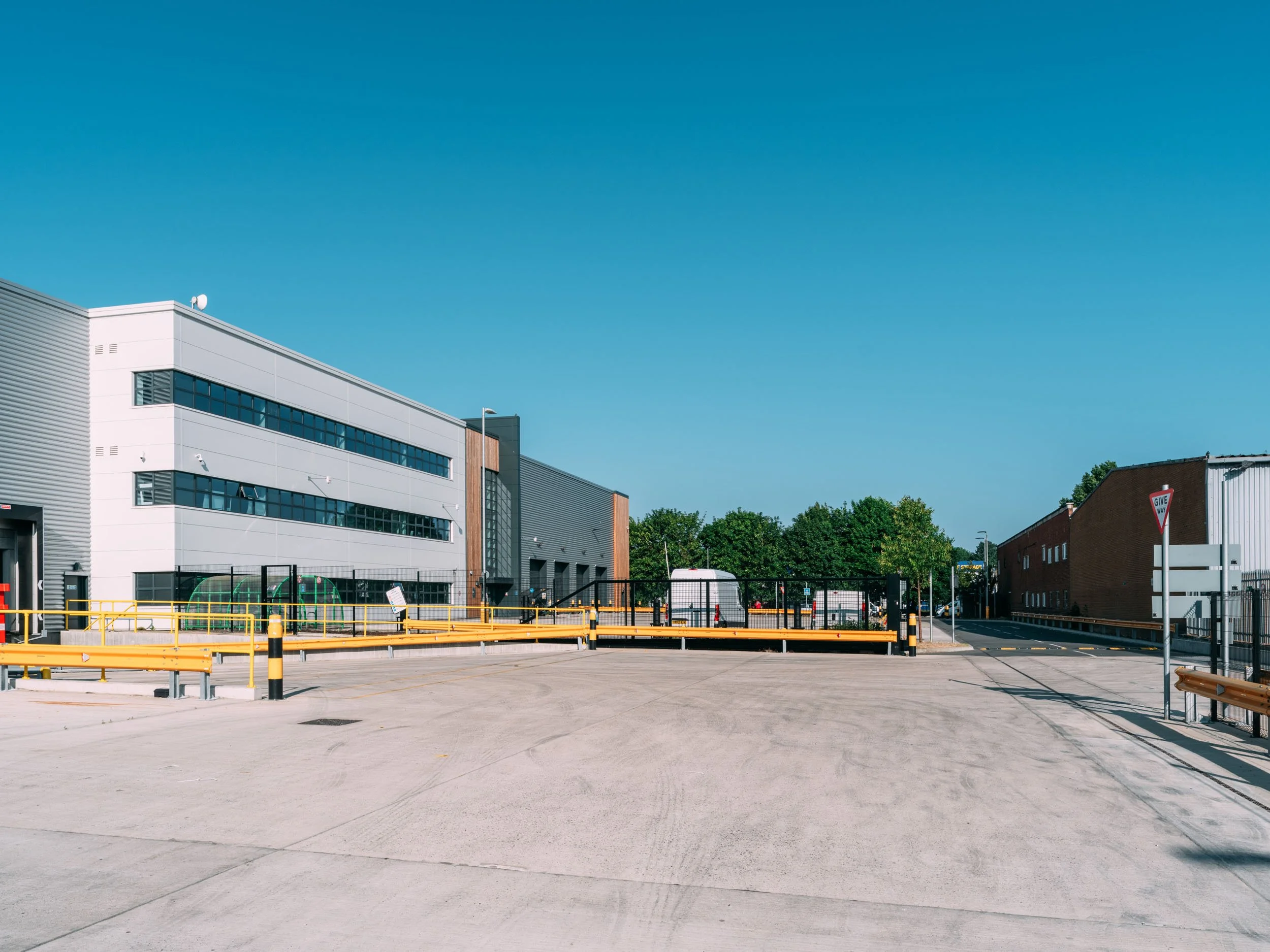 orpington-greater-london-uk-amazon-logistics-warehouse-industrial-26.jpg