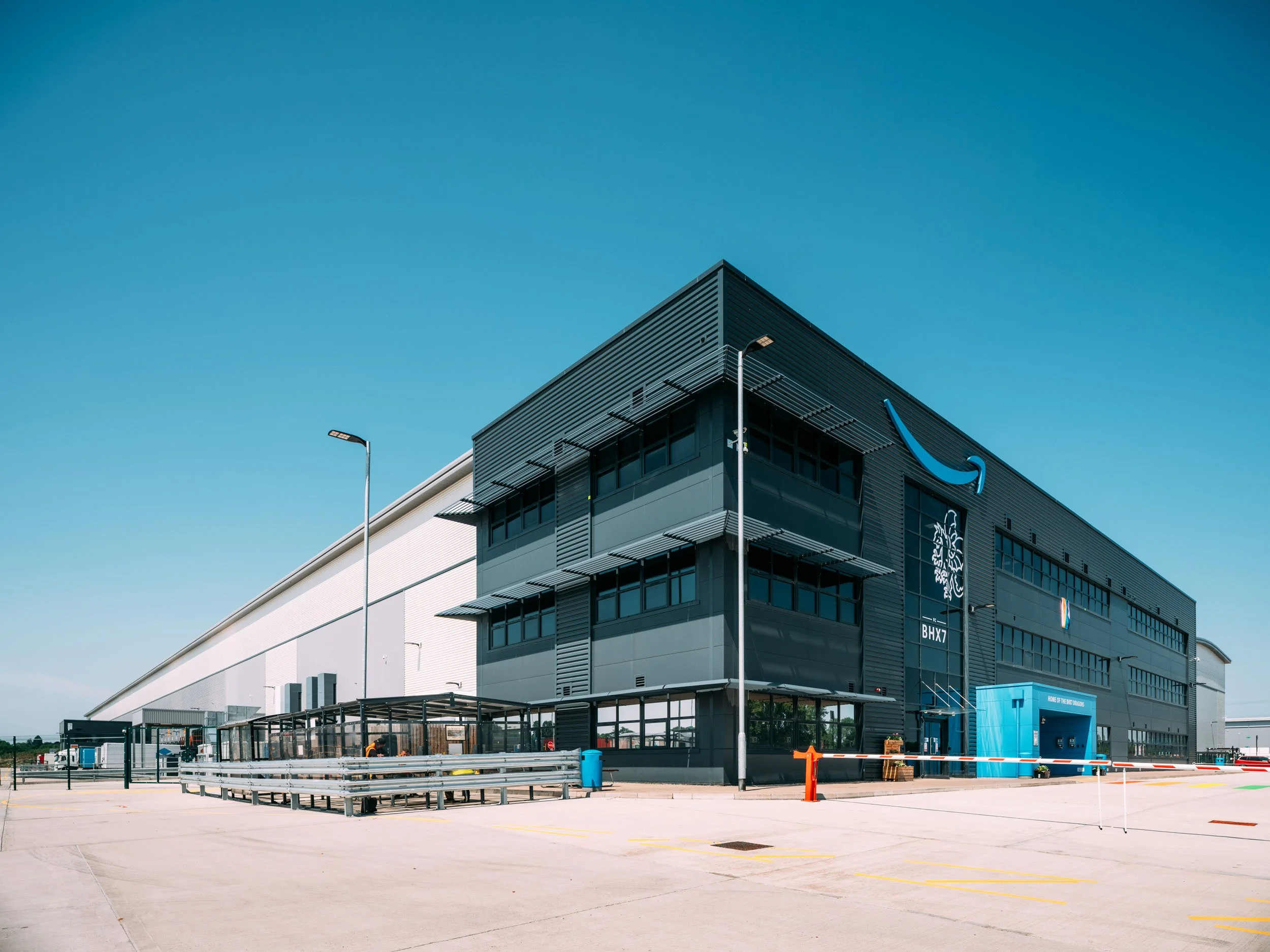 hinckley-leicestershire-uk-amazon-logistics-warehouse-industrial-02.jpg