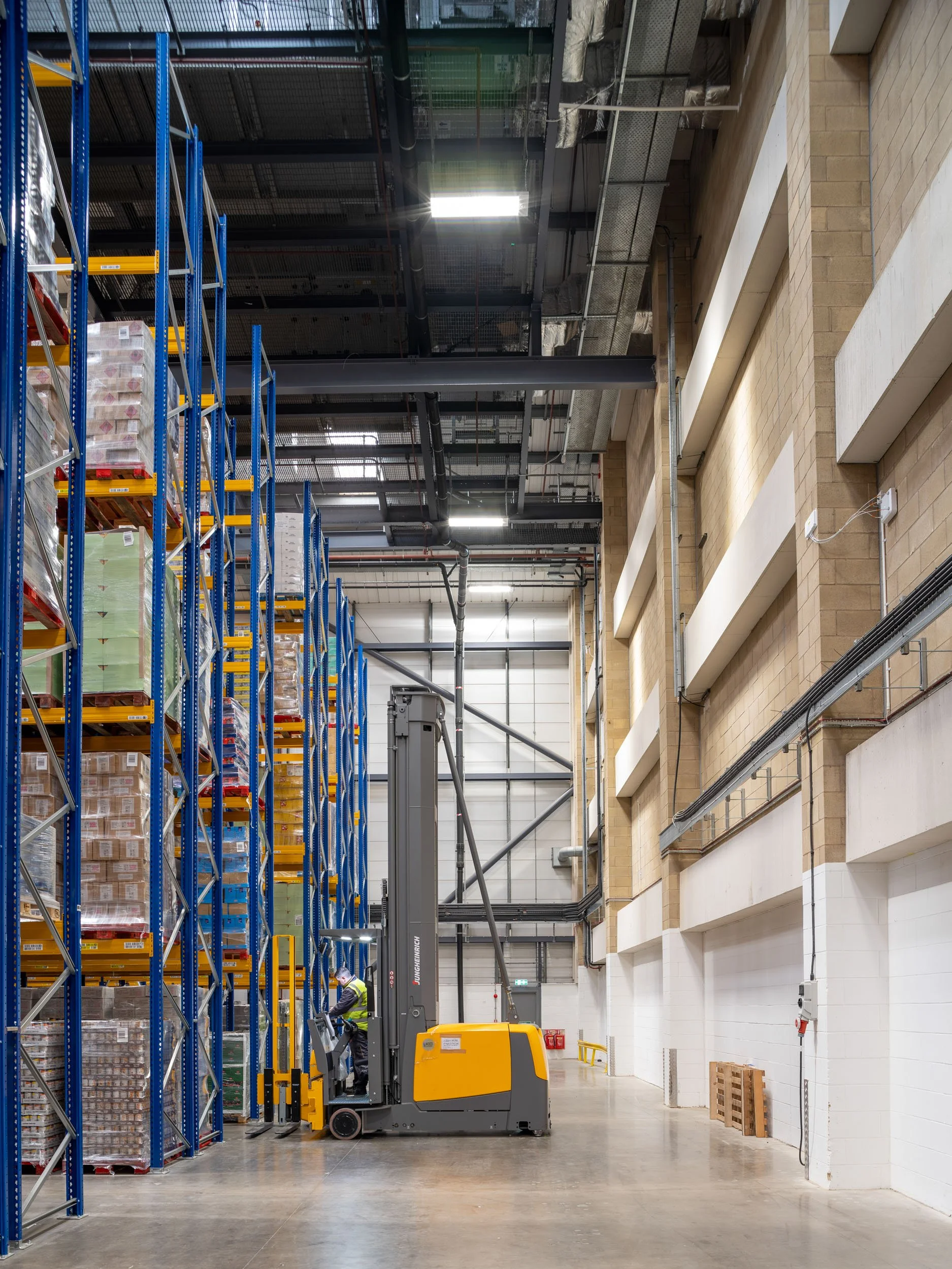 logistics-warehouse-interior-magna-park-lutterworth-76.jpg