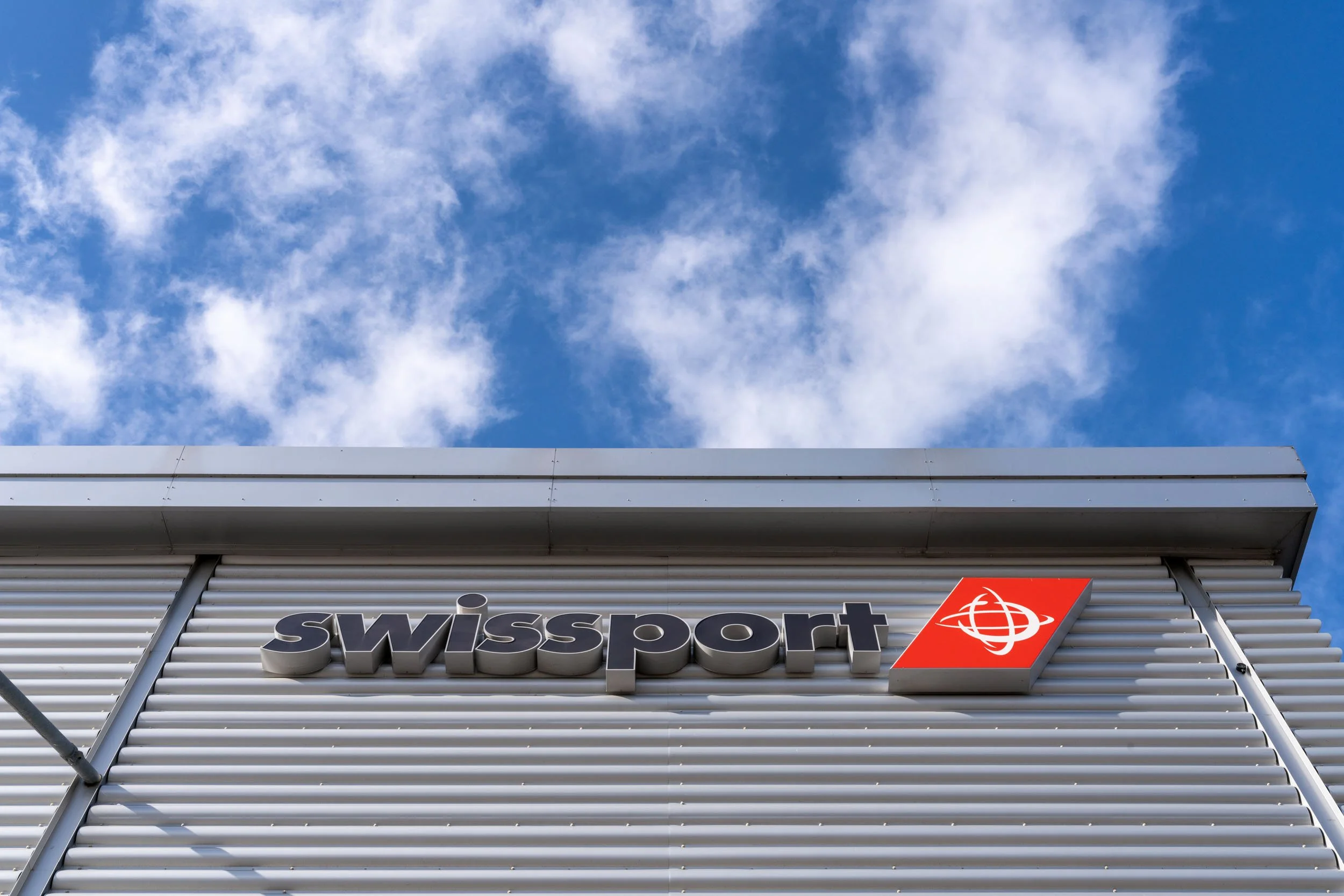 swissport-main-cargo-facility-heathrow-exterior-04.jpg