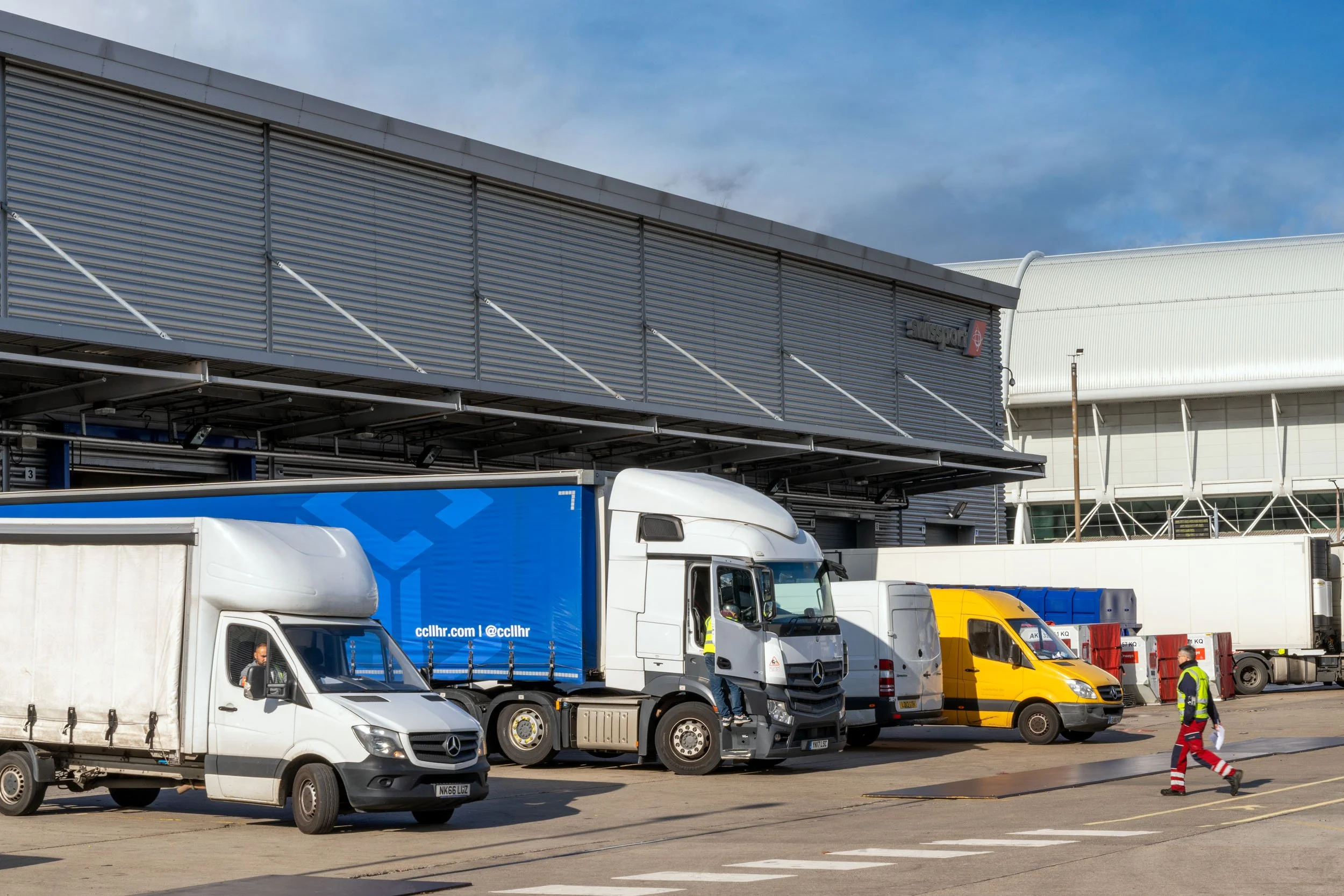 swissport-main-cargo-facility-heathrow-exterior-13.jpg