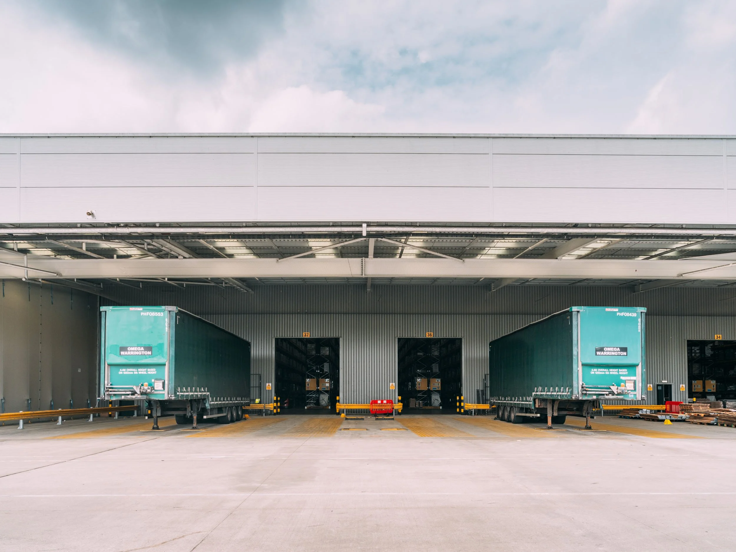 uk-city-plumbing-supplies-logistics-warehouse-industrial-08.jpg