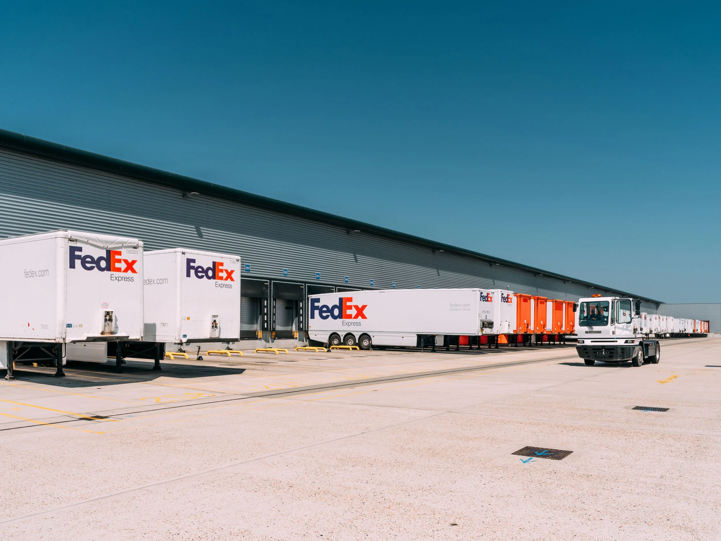 orpington-greater-london-uk-fedex-logistics-warehouse-aerial-09.jpg