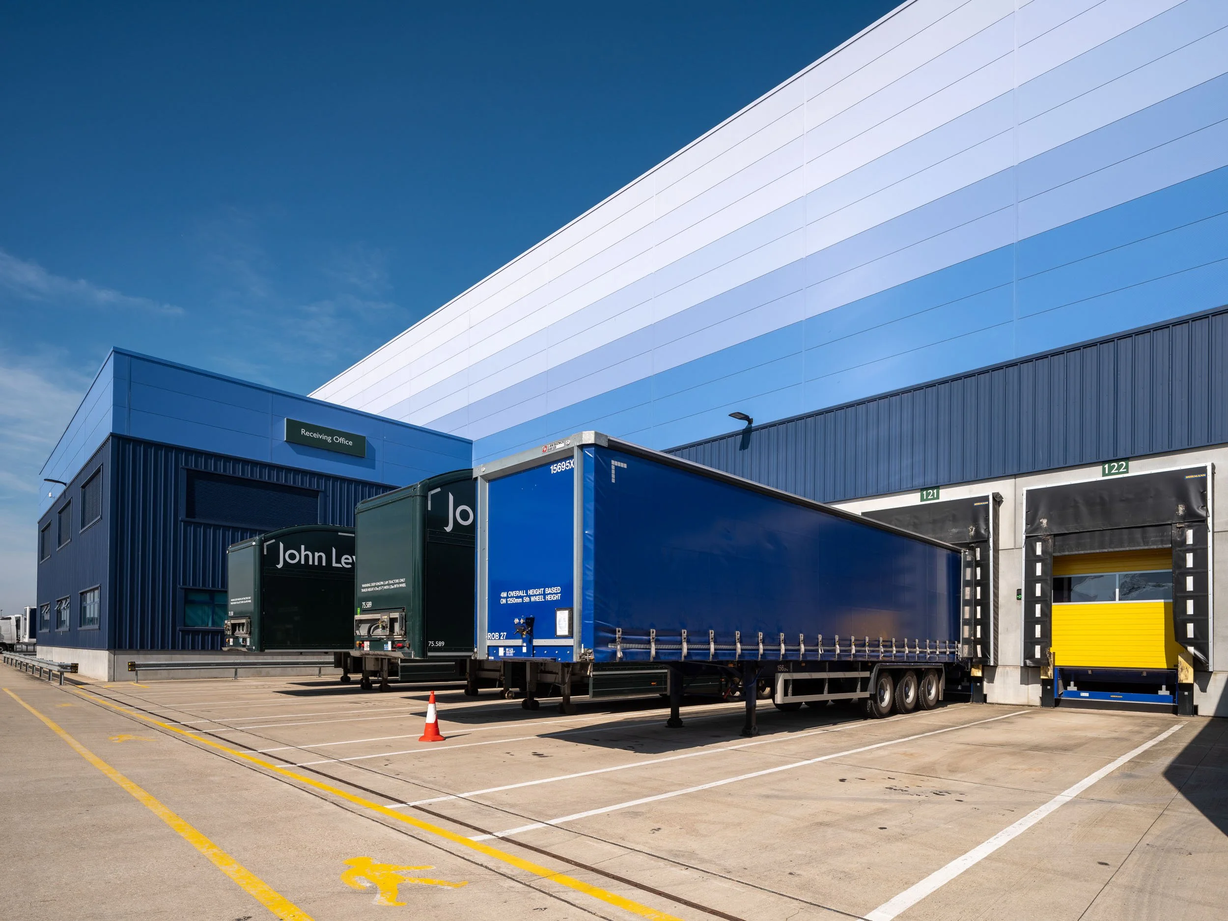 magna-park-lutterworth-logistics-warehouse-exterior-003.jpg