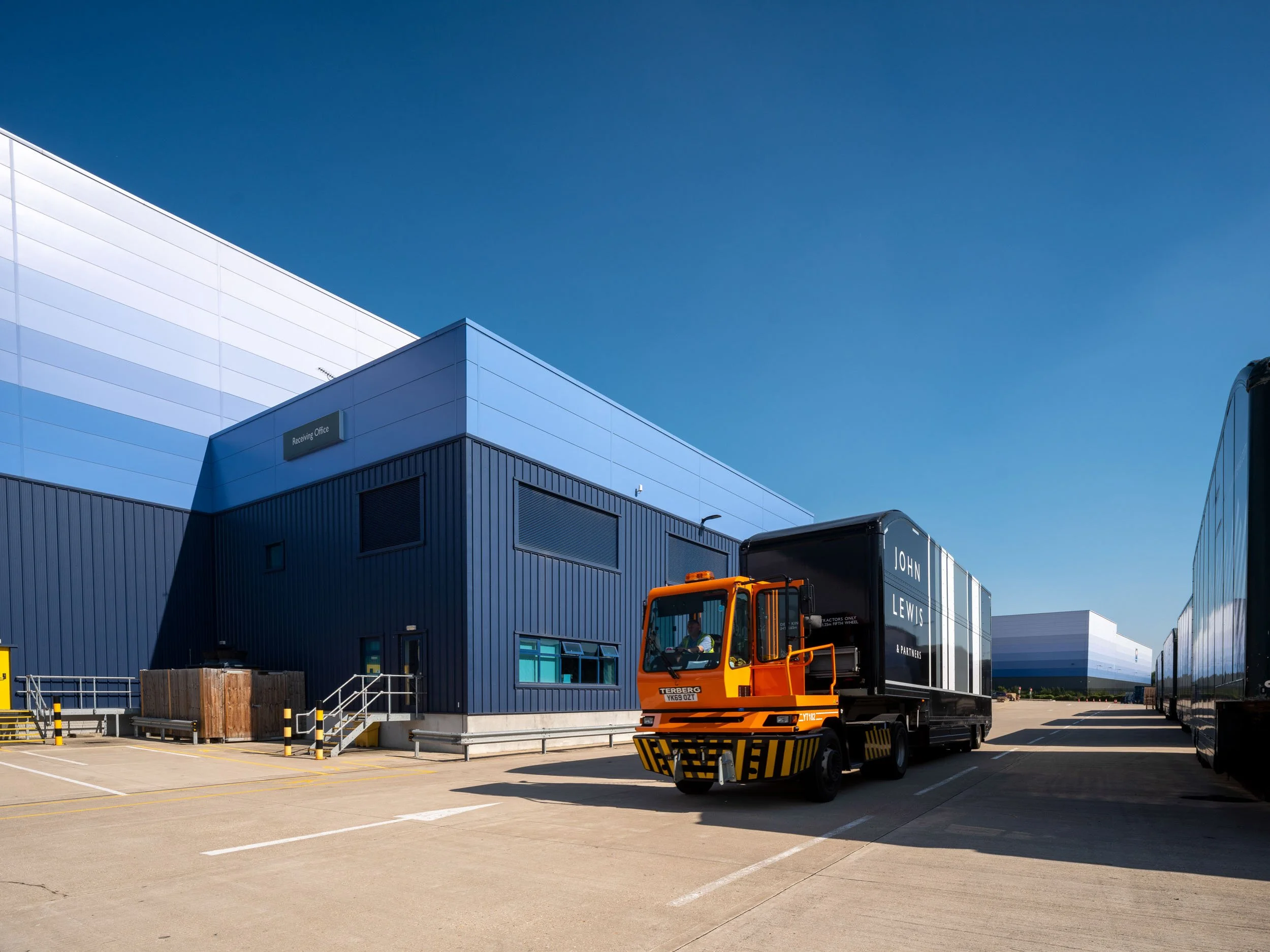 magna-park-lutterworth-logistics-warehouse-exterior-007.jpg