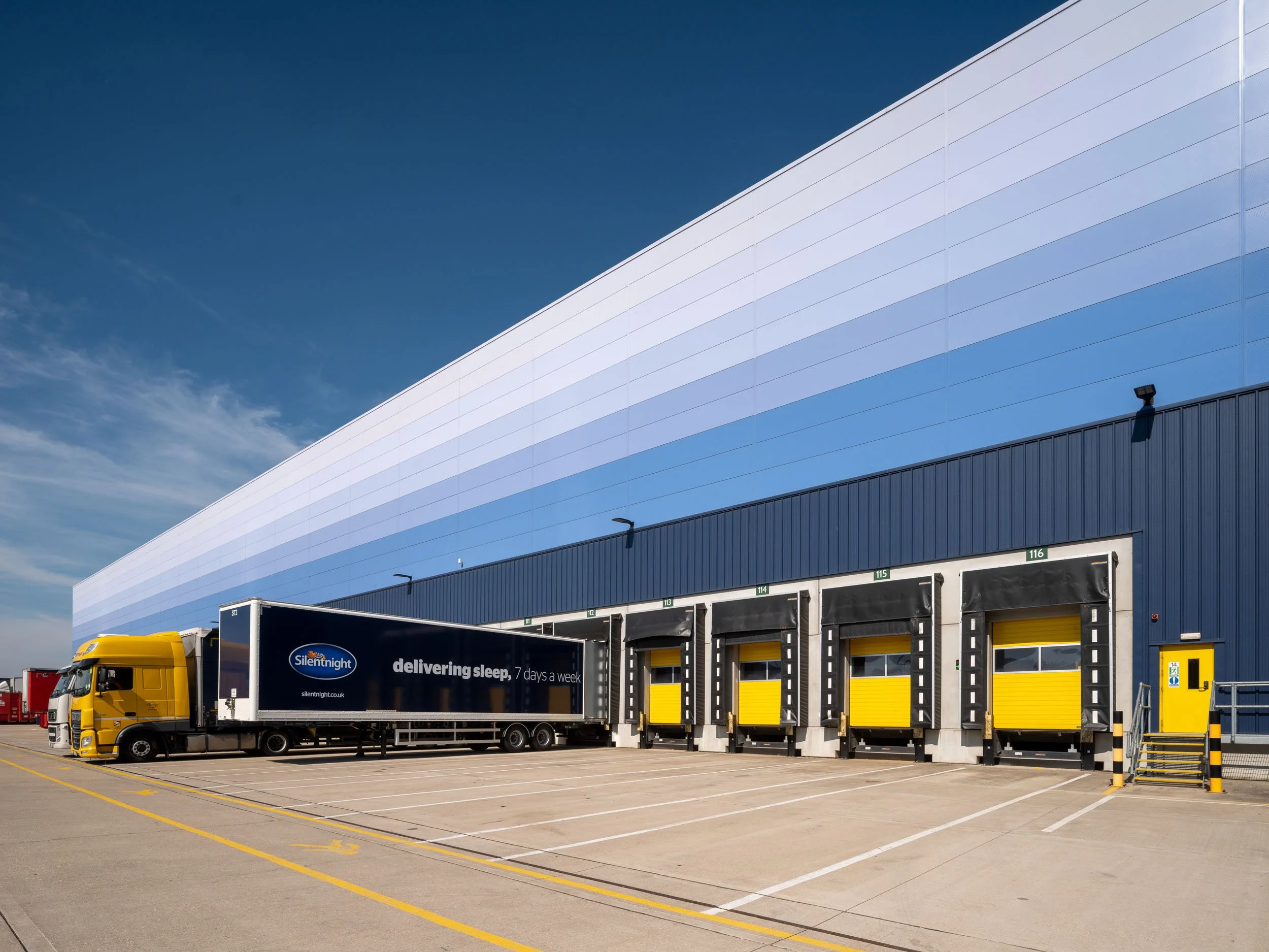 magna-park-lutterworth-logistics-warehouse-exterior-010.jpg