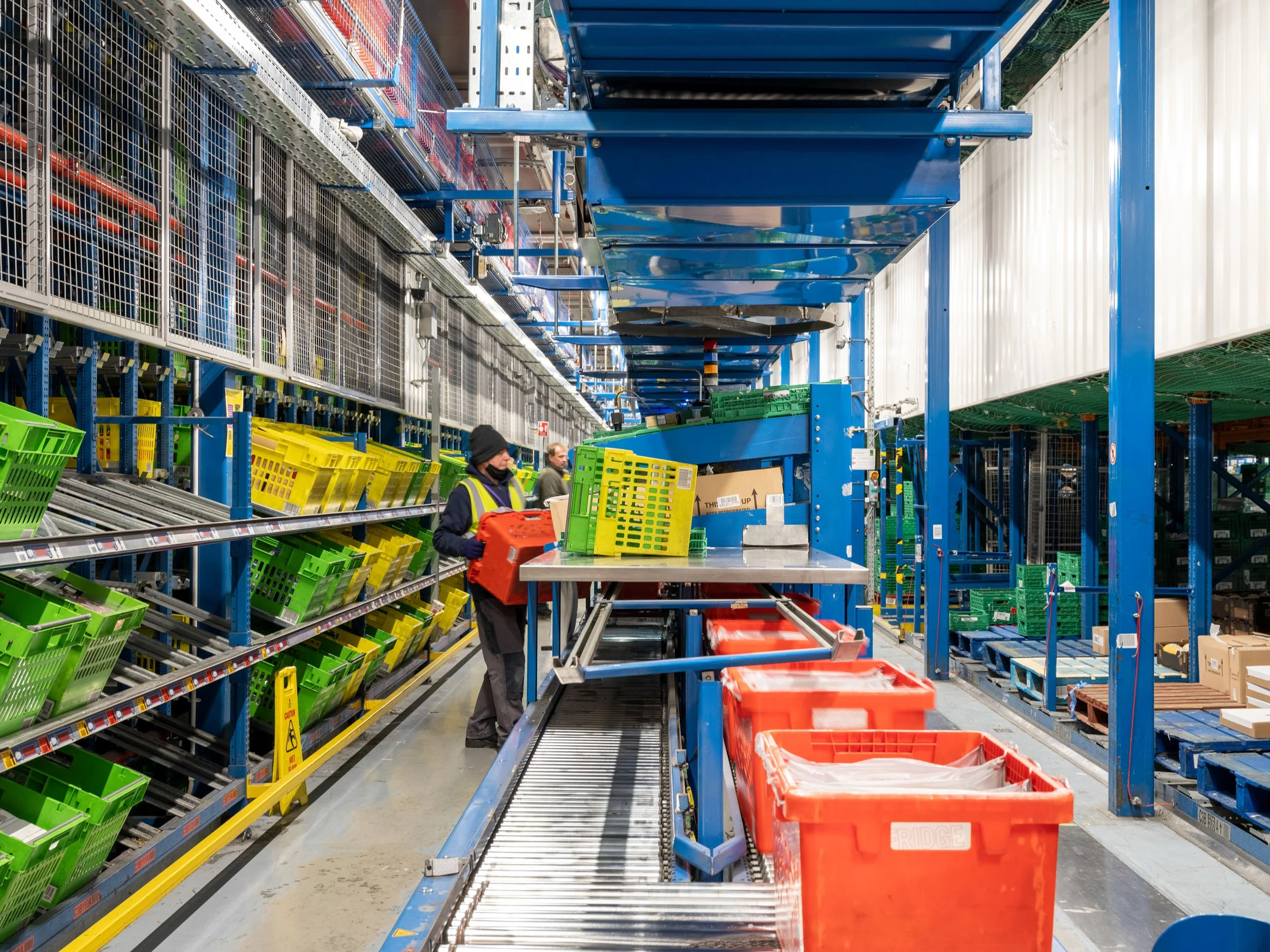 automated-logistics-fulfilment-centre-hatfield-046.jpg