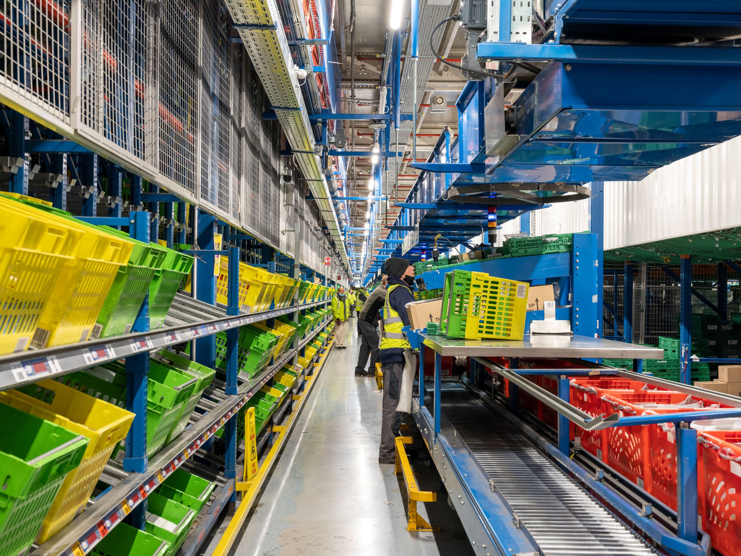 automated-logistics-fulfilment-centre-hatfield-047.jpg