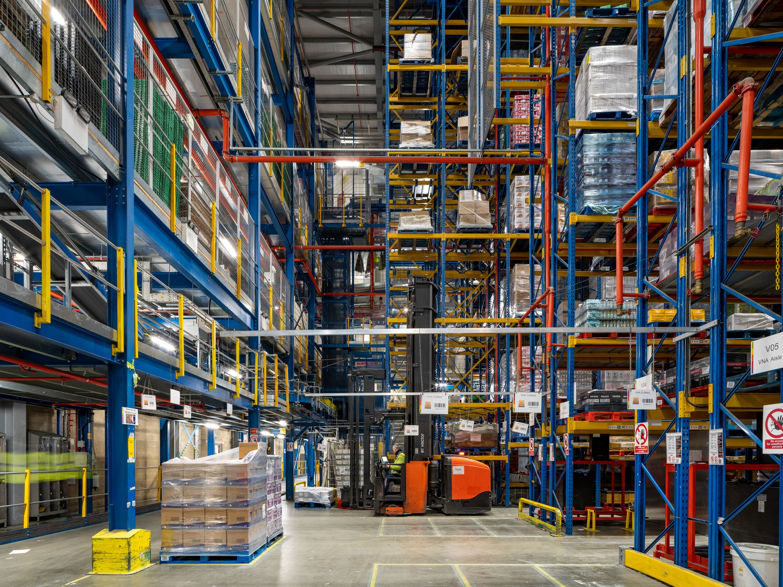 automated-logistics-fulfilment-centre-hatfield-057.jpg