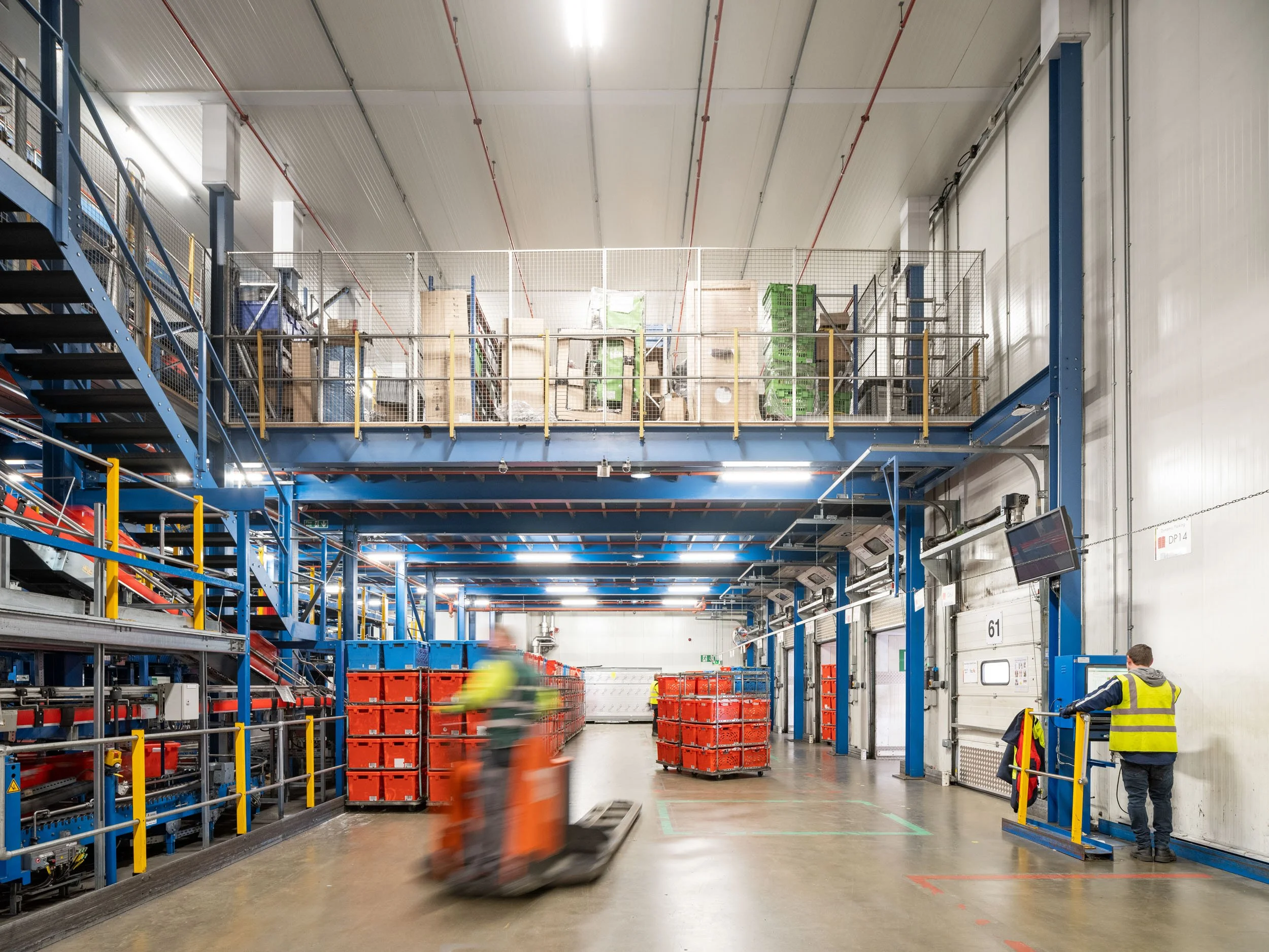automated-logistics-fulfilment-centre-hatfield-067.jpg