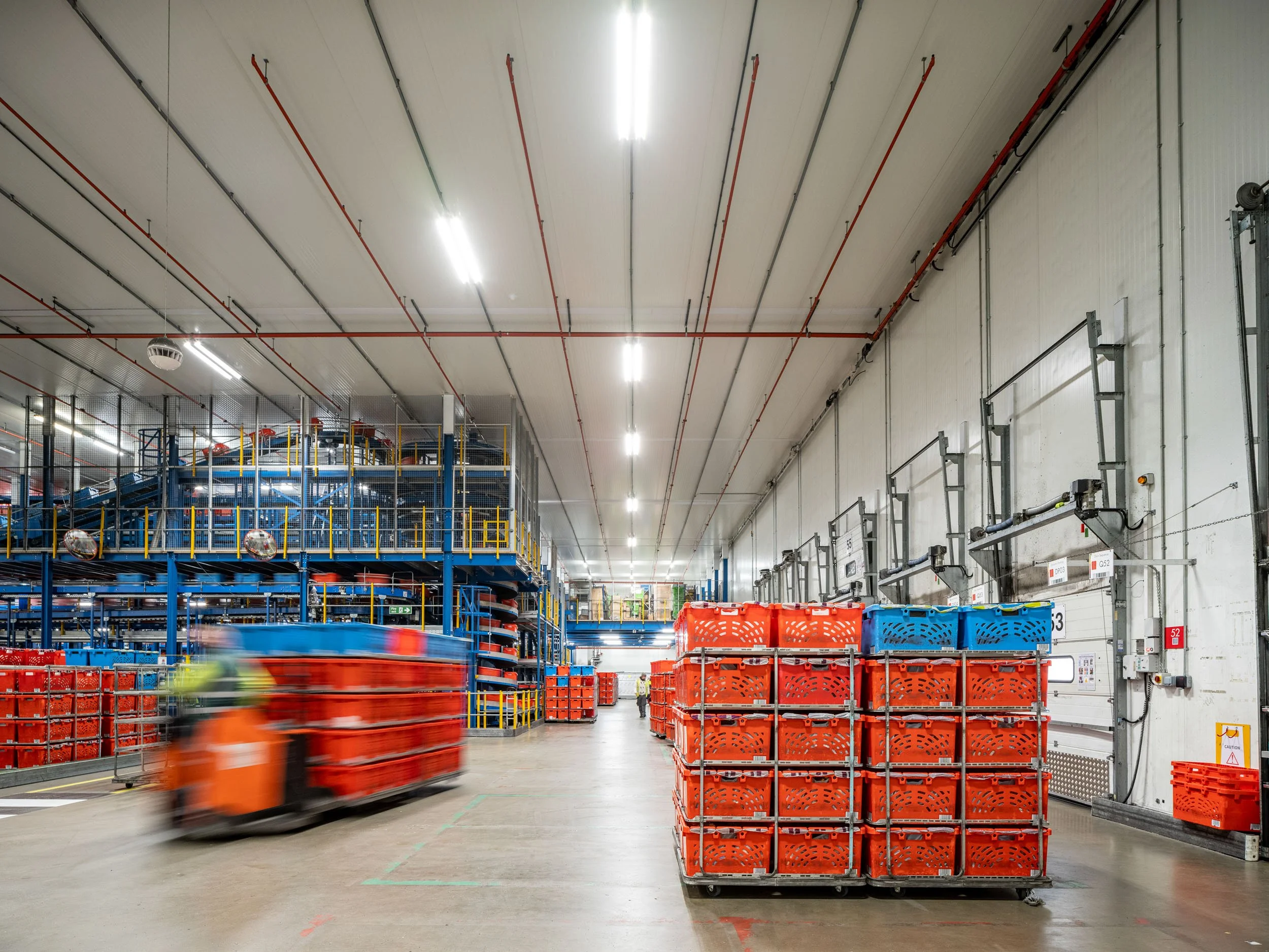 automated-logistics-fulfilment-centre-hatfield-068.jpg