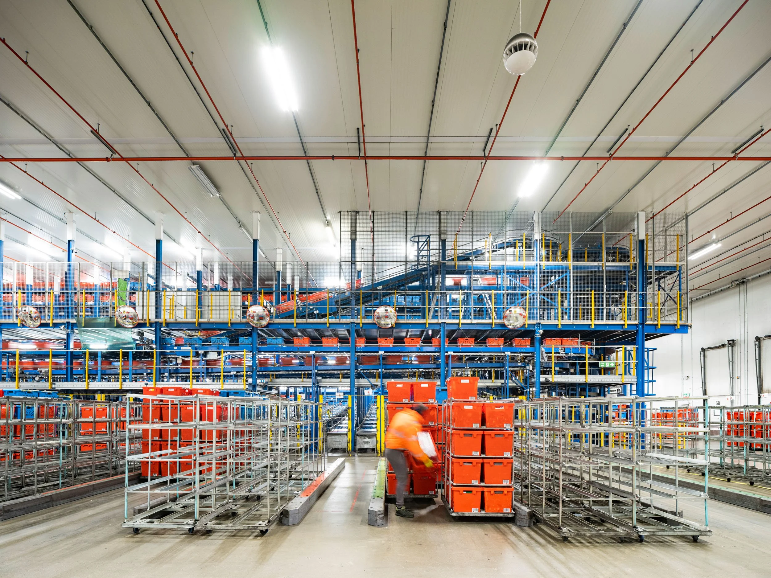 automated-logistics-fulfilment-centre-hatfield-070.jpg