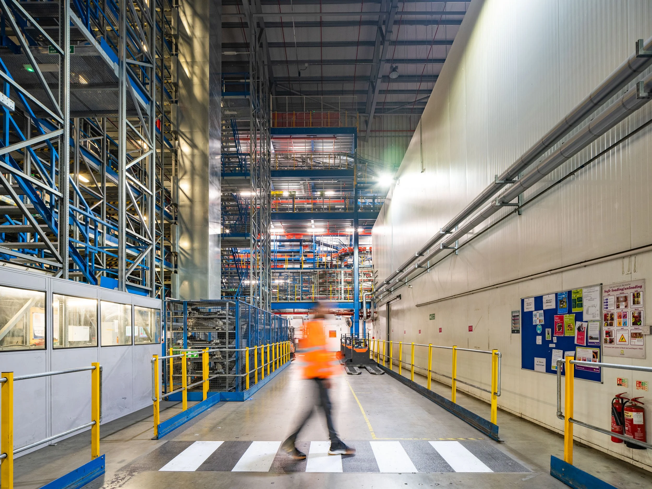 automated-logistics-fulfilment-centre-hatfield-074.jpg