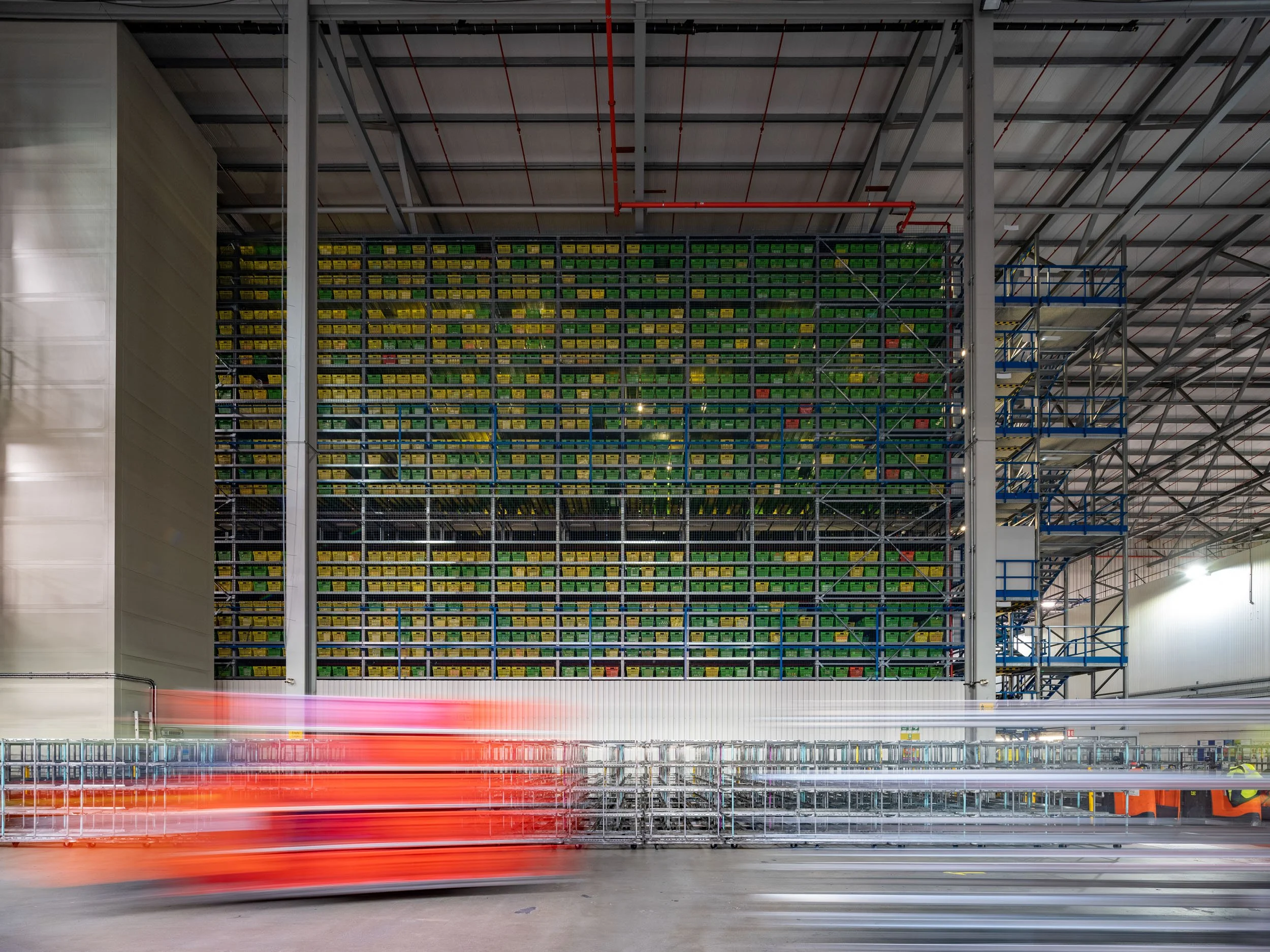 automated-logistics-fulfilment-centre-hatfield-078.jpg