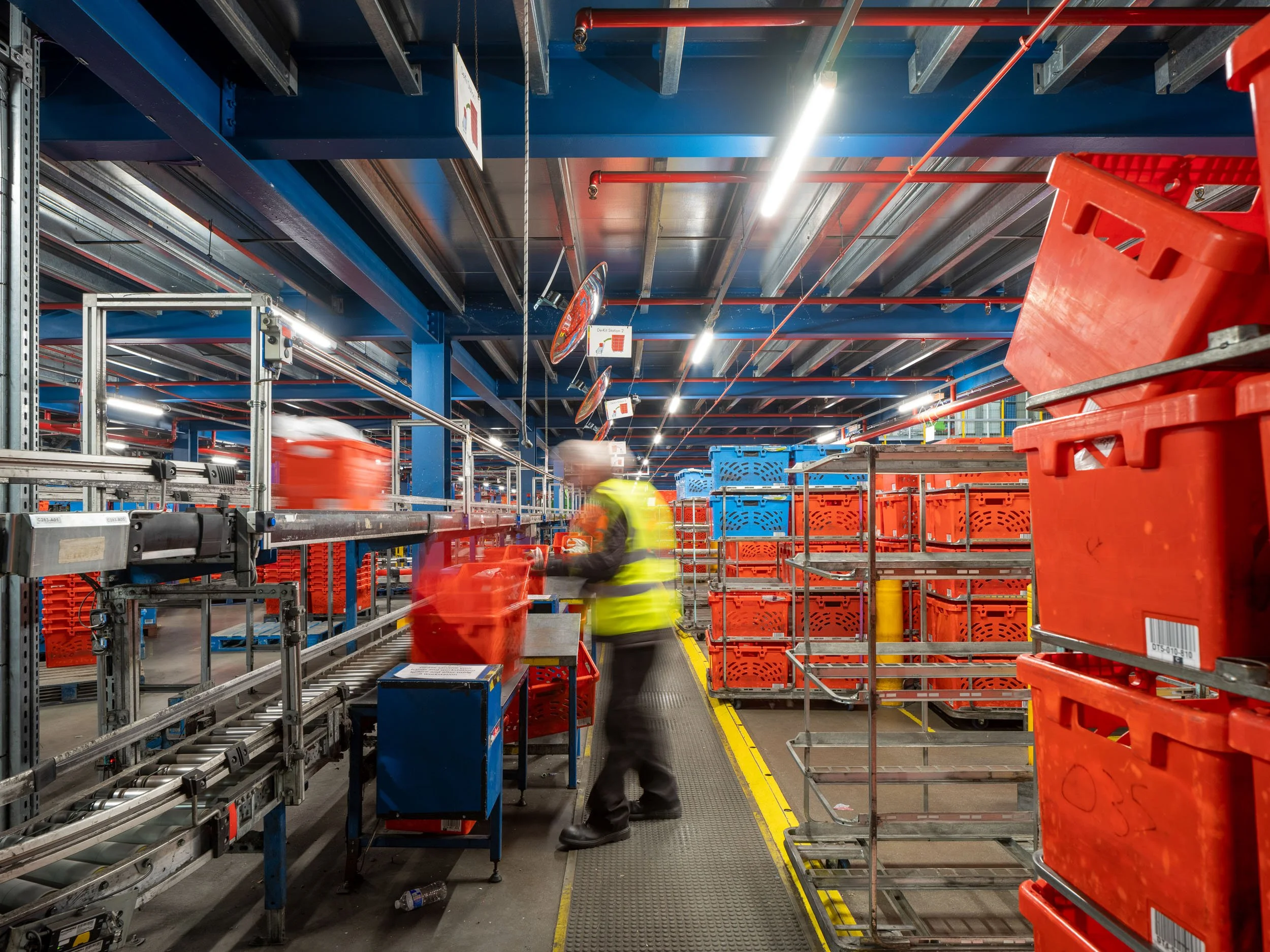 automated-logistics-fulfilment-centre-hatfield-083.jpg