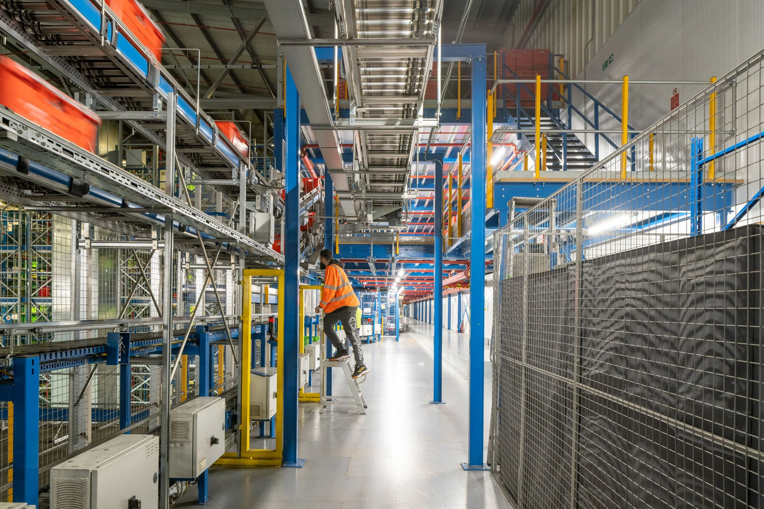 automated-logistics-fulfilment-centre-hatfield-086.jpg