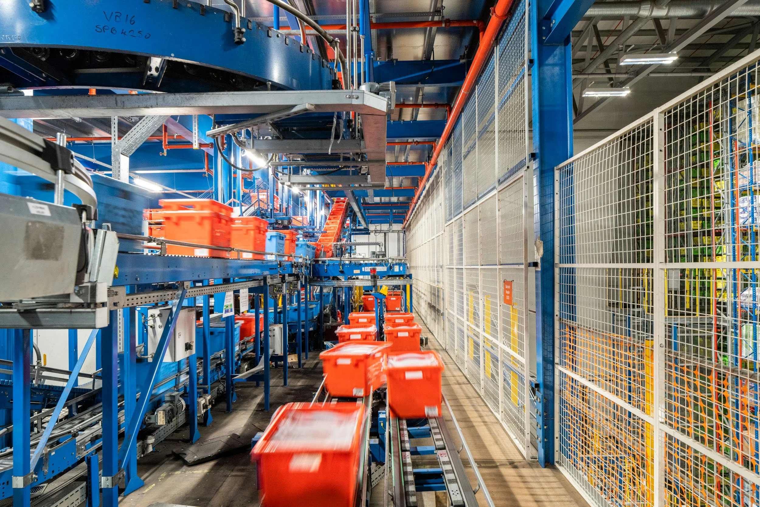 automated-logistics-fulfilment-centre-hatfield-092.jpg