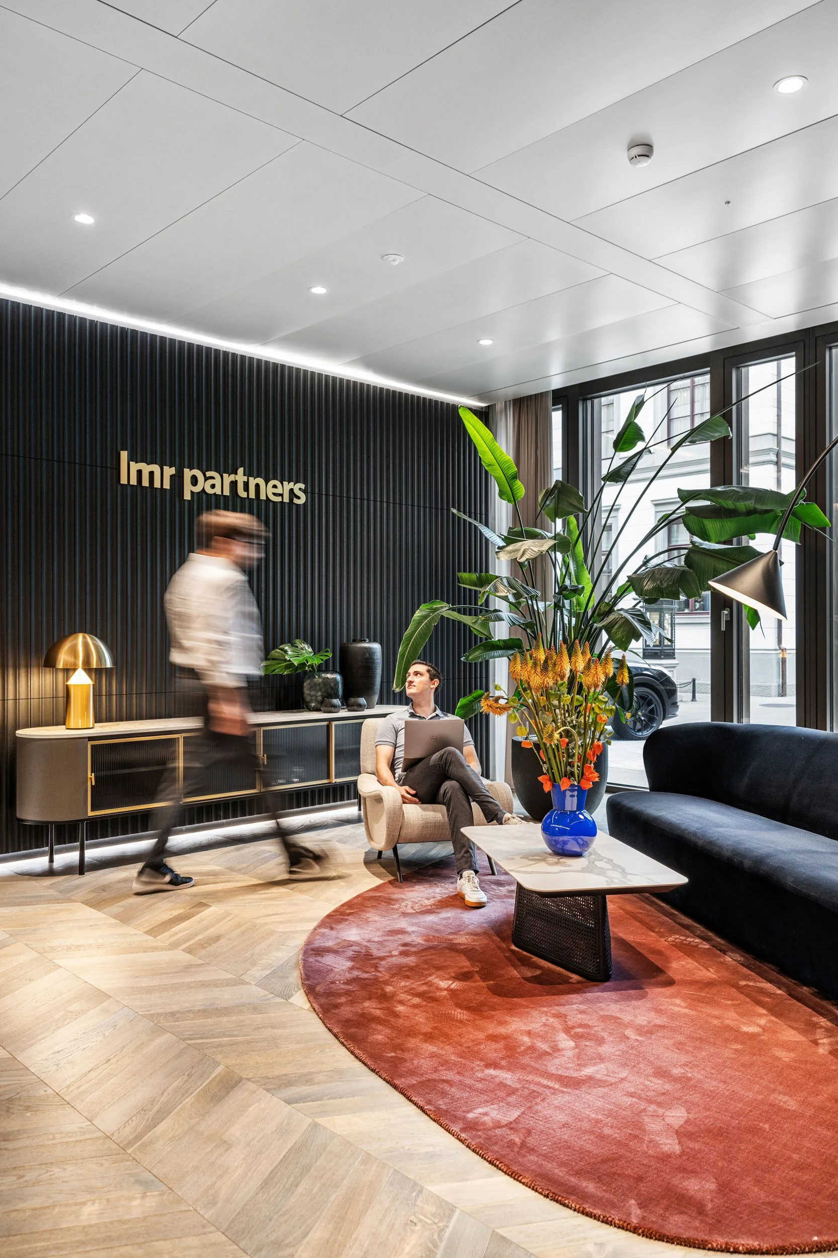 lmr-partners-geneva-corporate-office-workspace-interior-01.jpg