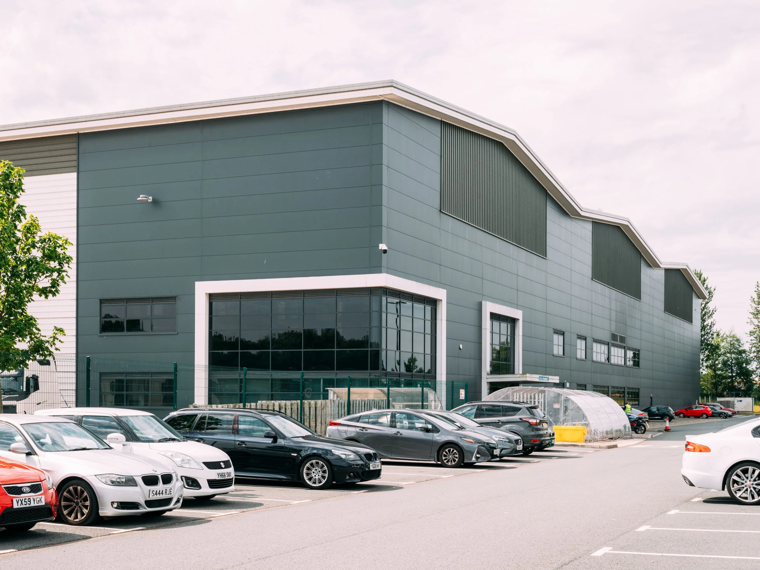 wigan-greater-manchester-uk-poundland-distribution-warehouse-logistics-exterior-08.jpg