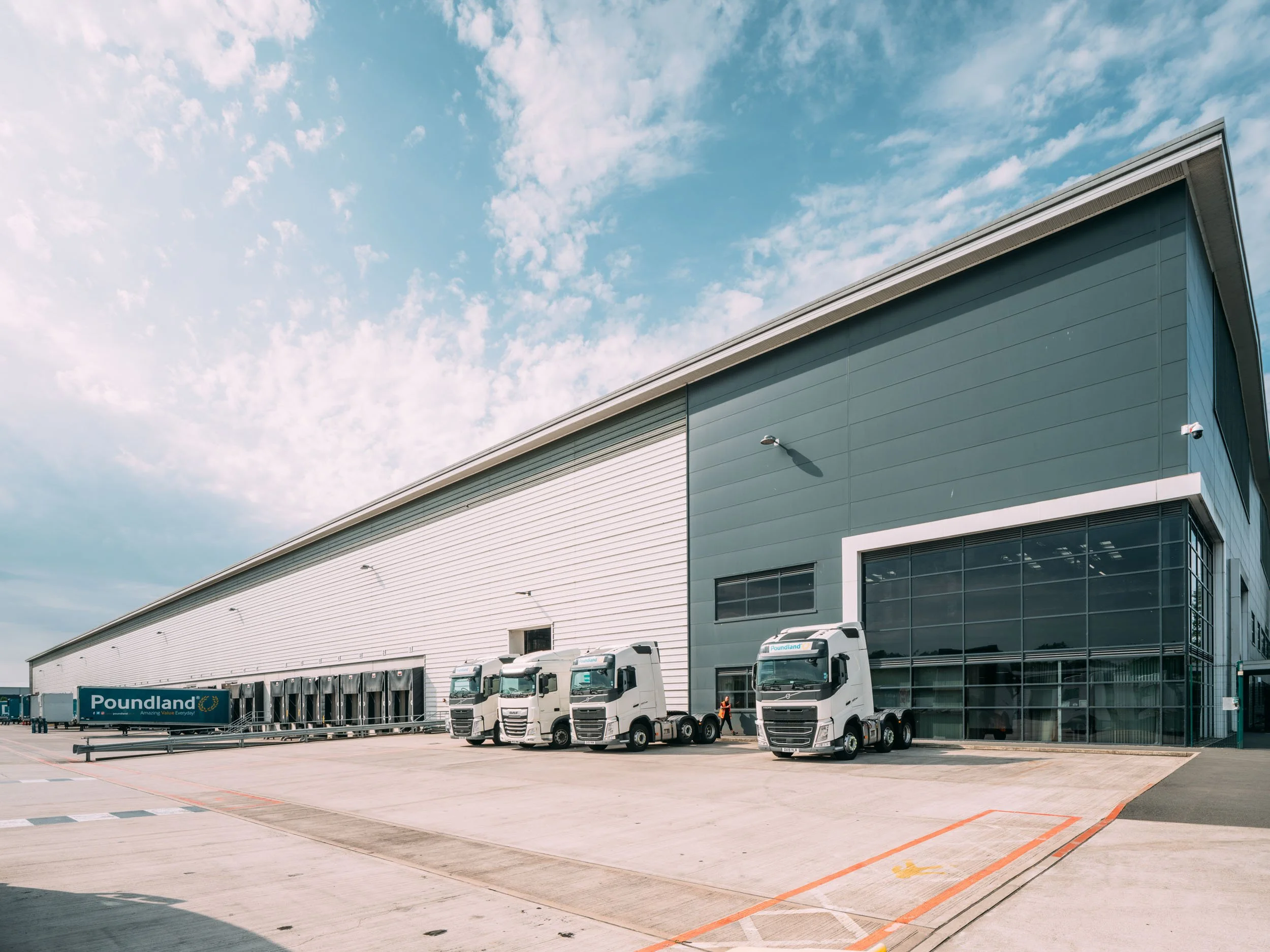 wigan-greater-manchester-uk-poundland-distribution-warehouse-logistics-exterior-01.jpg