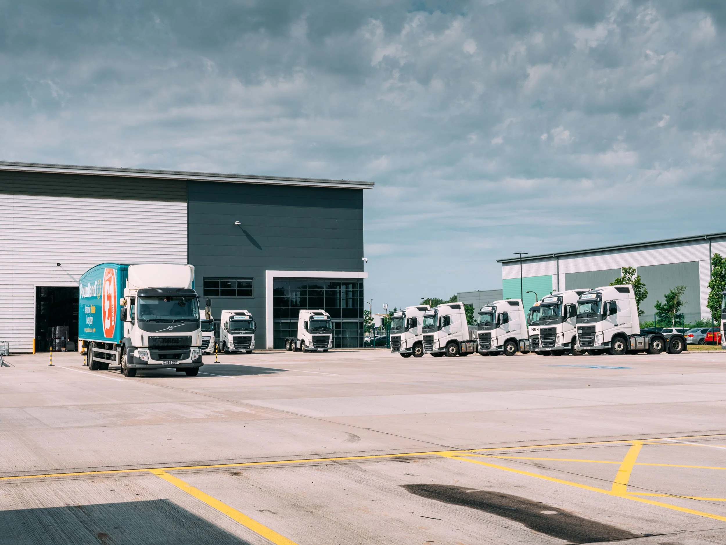 wigan-greater-manchester-uk-poundland-distribution-warehouse-logistics-exterior-05.jpg