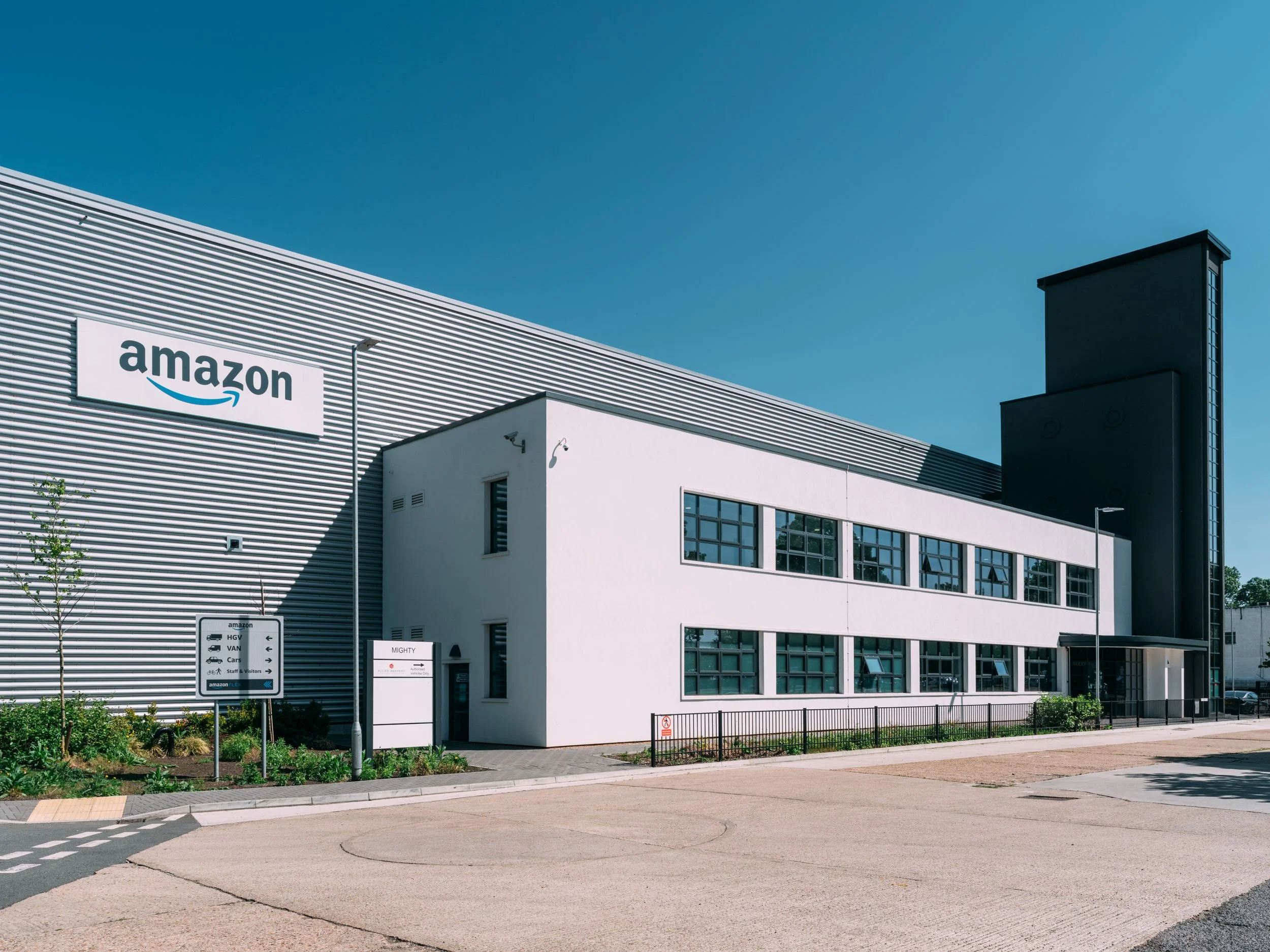 orpington-greater-london-uk-amazon-logistics-warehouse-industrial-12.jpg
