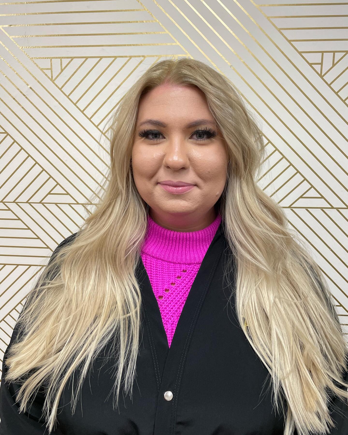 Absolutely L I V I N G for this bright, dimensional blonde on Tera!

#hairbyallisonpierce #piercebeauty #beaumontsalon #beaumontextensions #blonde #longhairdontcare #freshhair #color #hair