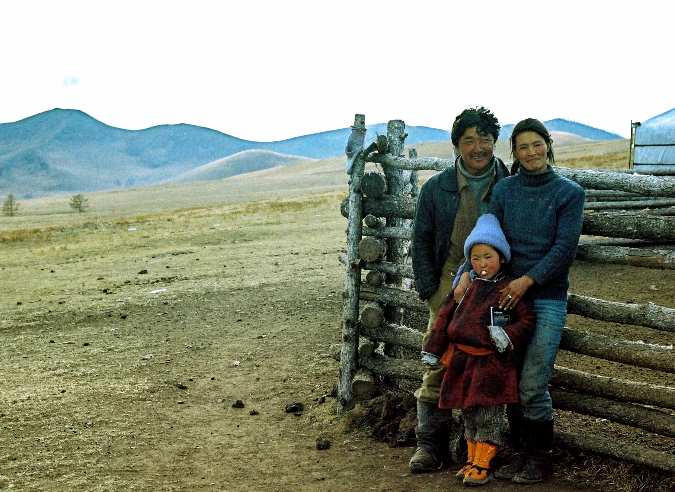 Les familles qui ont la chance d’avoir encore du bétail y font donc très attention. Voici Baatar, sa femme et leur petite fille Cholomtsetseg. Cholomtsetseg signifie ‘fleur de la steppe’ et c’est exactement ce qu’elle est ! Ils vivent également avecle petit Ankhbayar et la vieille grand-mère non loin du parc national de Gorkhi Terelj.