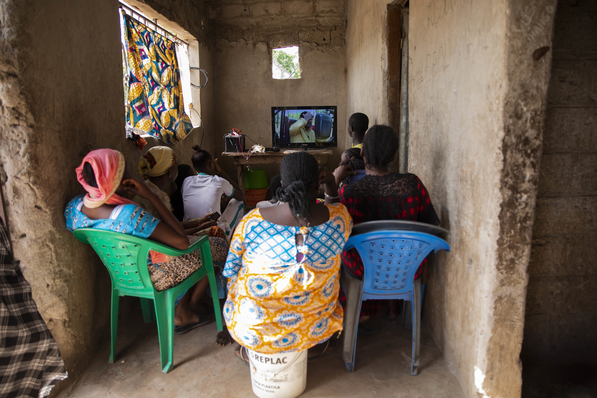  In Senegal at 4pm, most women can be found watching Gangaa, an Indian television show. Most women in southern Senegal spend their days cooking, cleaning, washing clothes and going to the well. This is one of the few times that the women get to sit d