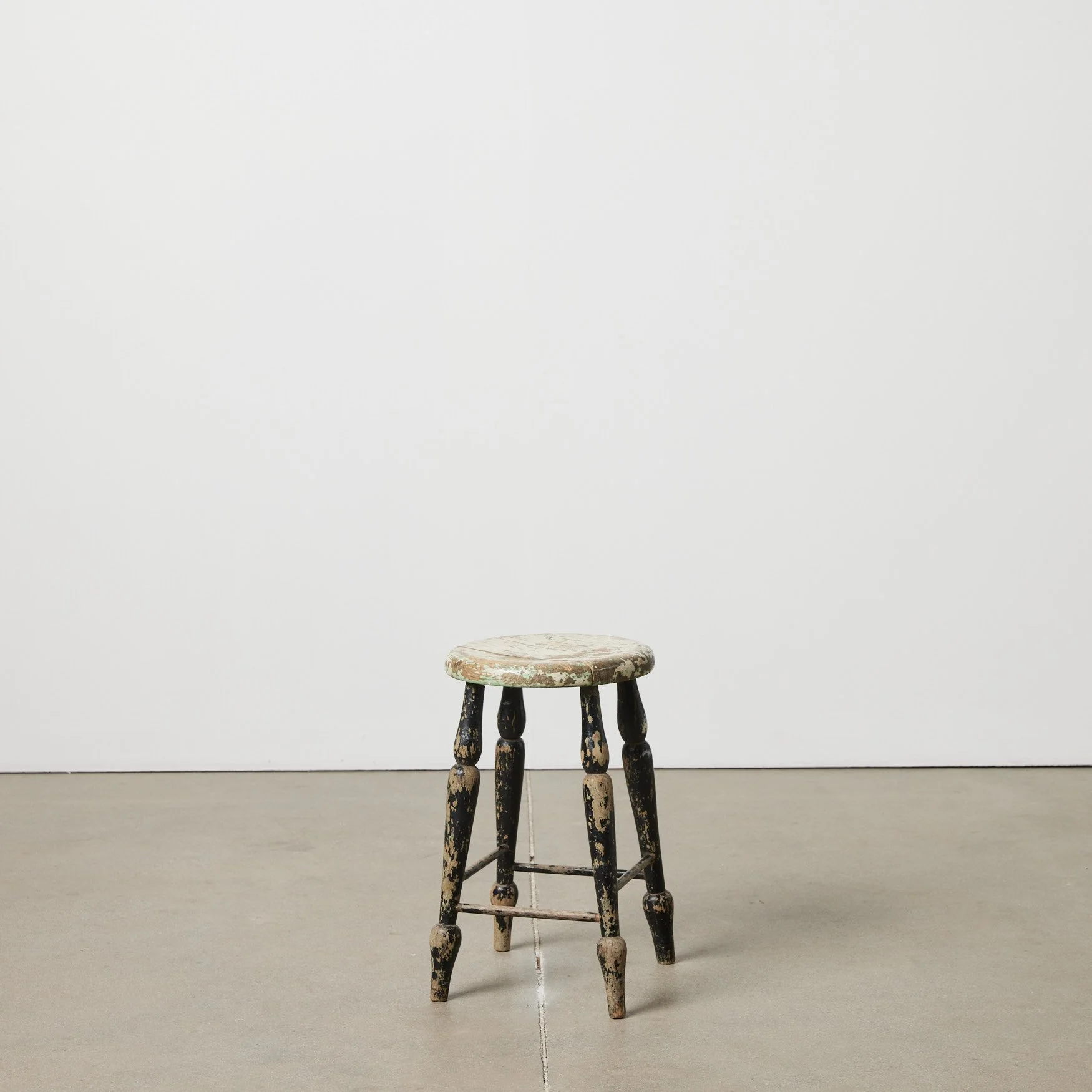 EST_Stools_Black_ESTSTOOL0012_46Hx28D_01.jpg