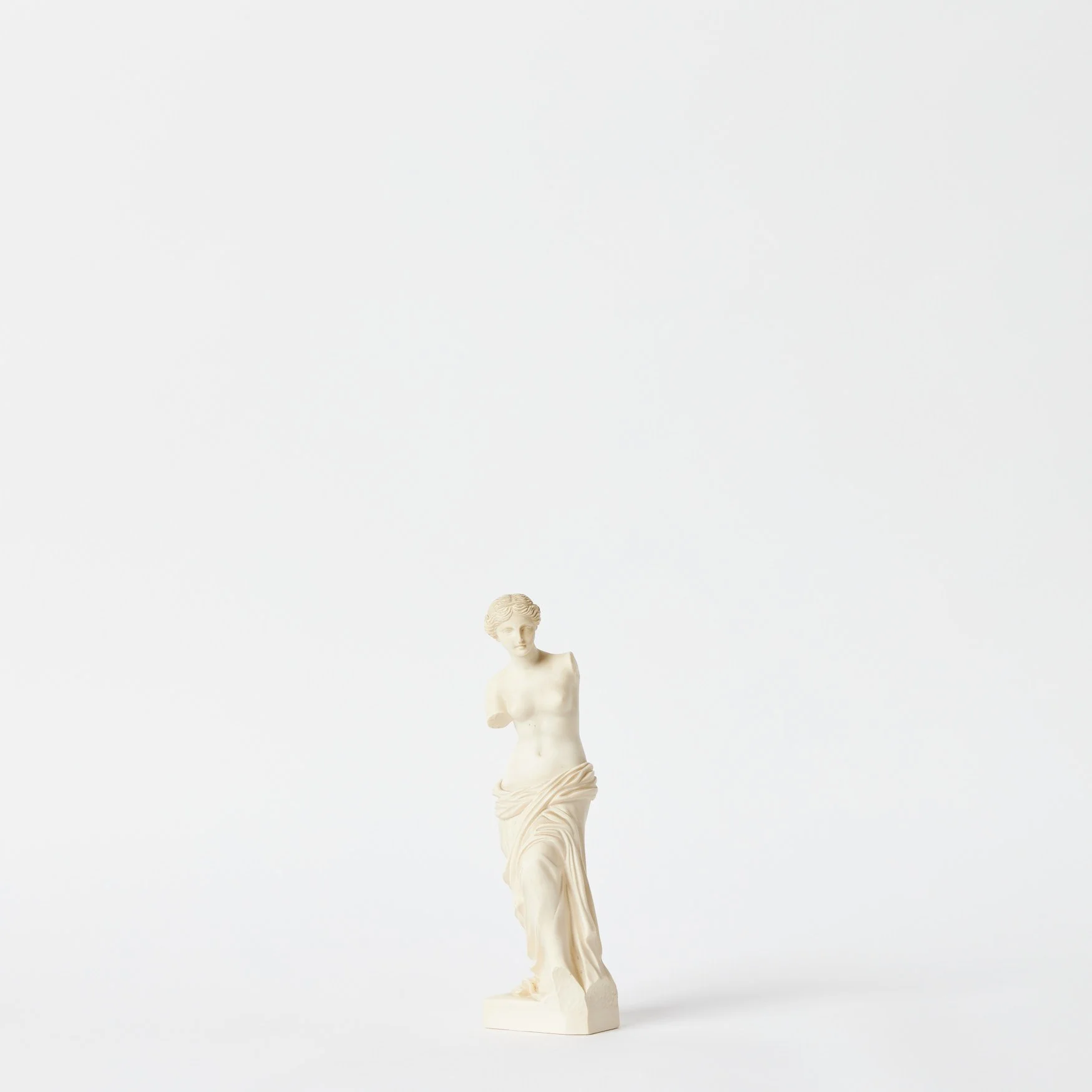 EST_Objects_Sculptures_WhiteNeutral_ESTSC0008_24H_01.jpg
