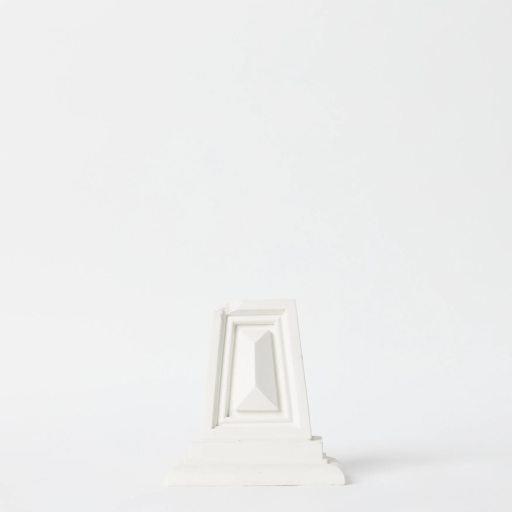 EST_Objects_Sculptures_WhiteNeutral_MGSC0009_22Hx21W_01.jpg