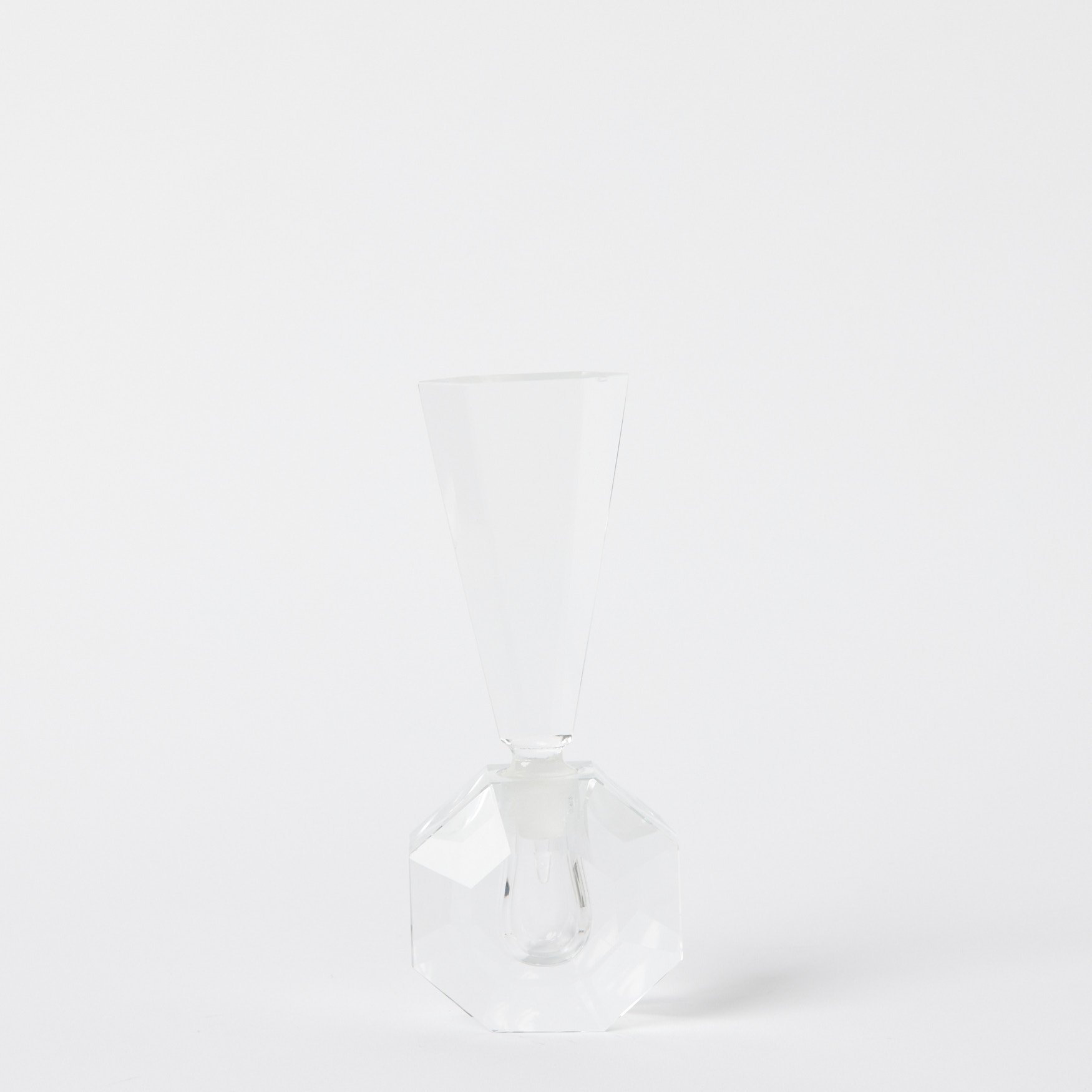 EST_Objects_Miscellaneous_Glass_ESTMISC0138_9Lx4Wx21H_01.jpg