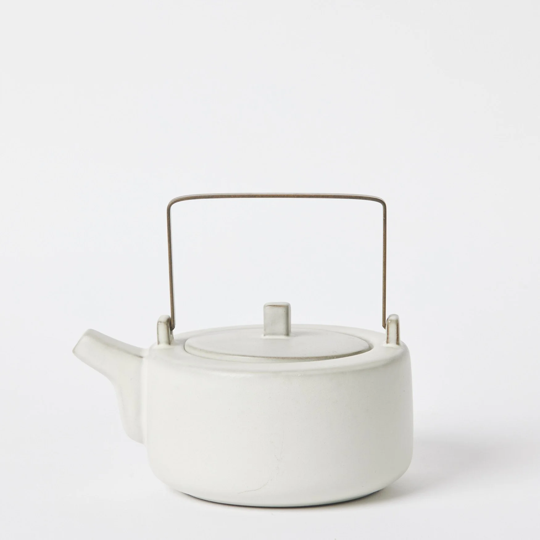 EST_Serverware_Teapots_WhiteNeutral_DKTPOT0002_8Hx18W_01.jpg
