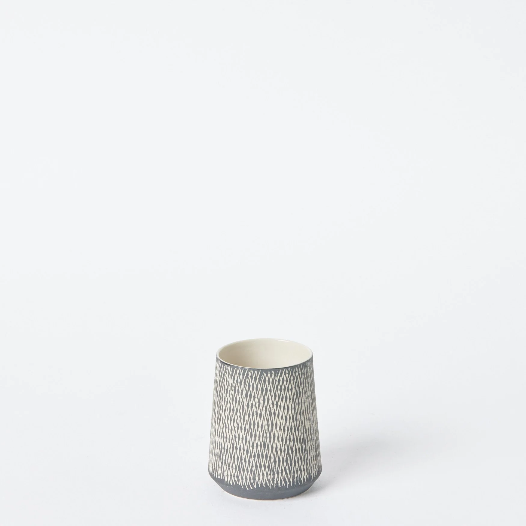 EST_Tableware_Cups_Black_DKCUP0082_7D_01.jpg