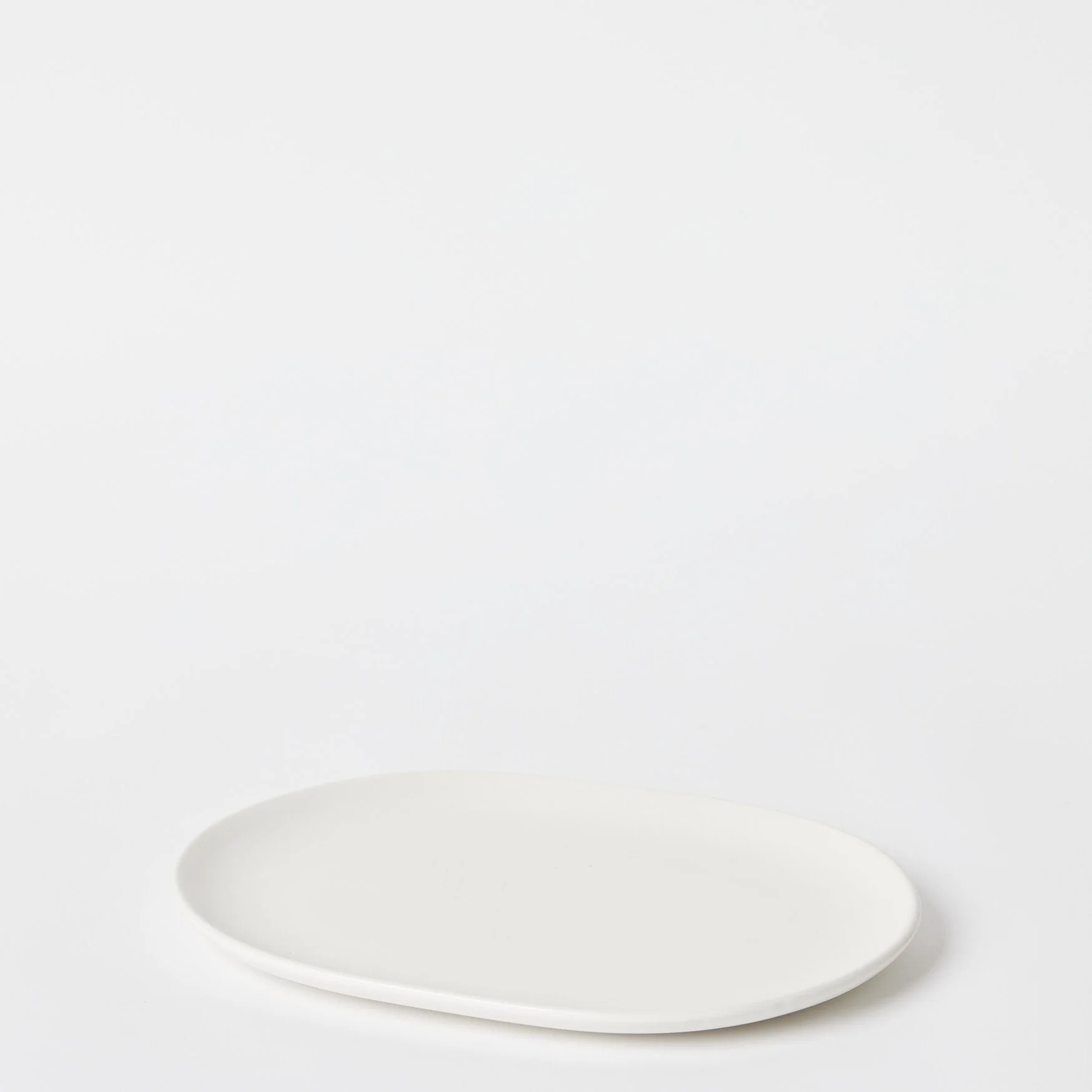 EST_Tableware_Plates_WhiteNeutral_DKPLATE0066_25Lx19W_01.jpg