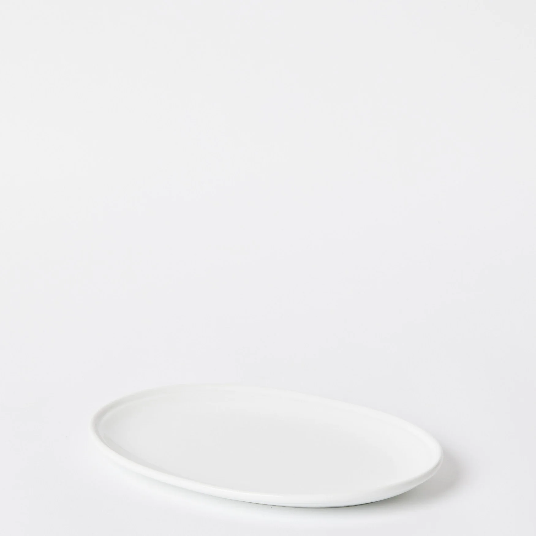EST_Tableware_Plates_WhiteNeutral_ESTPLATE0140_26Lx18D_01.jpg