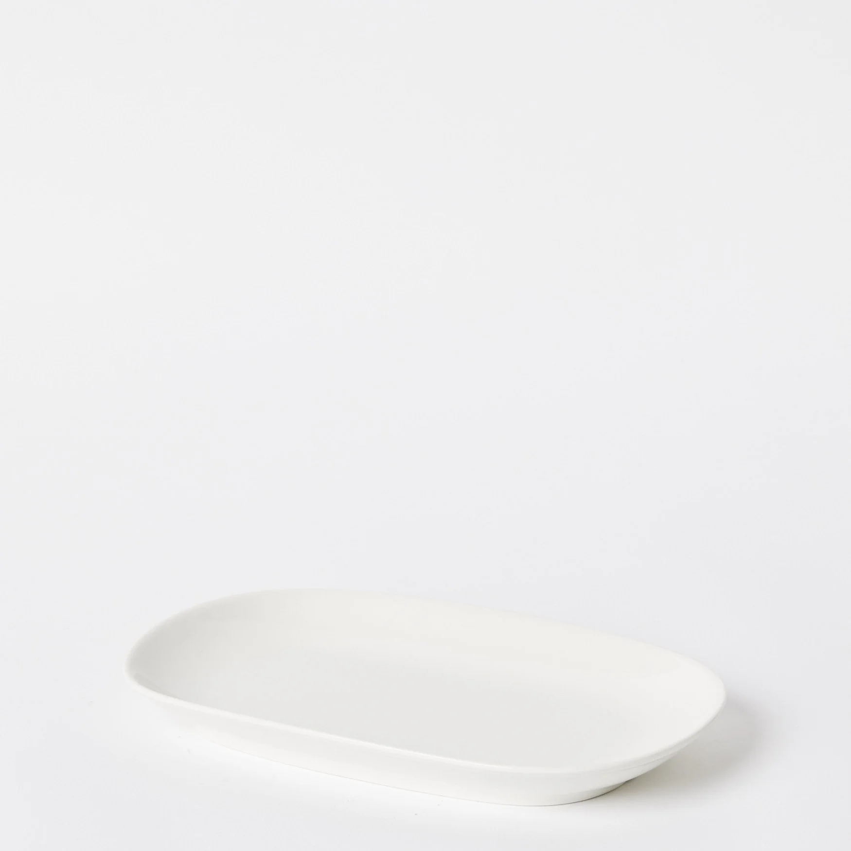 EST_Tableware_Plates_WhiteNeutral_ESTPLATE0141_27Lx17D_01.jpg