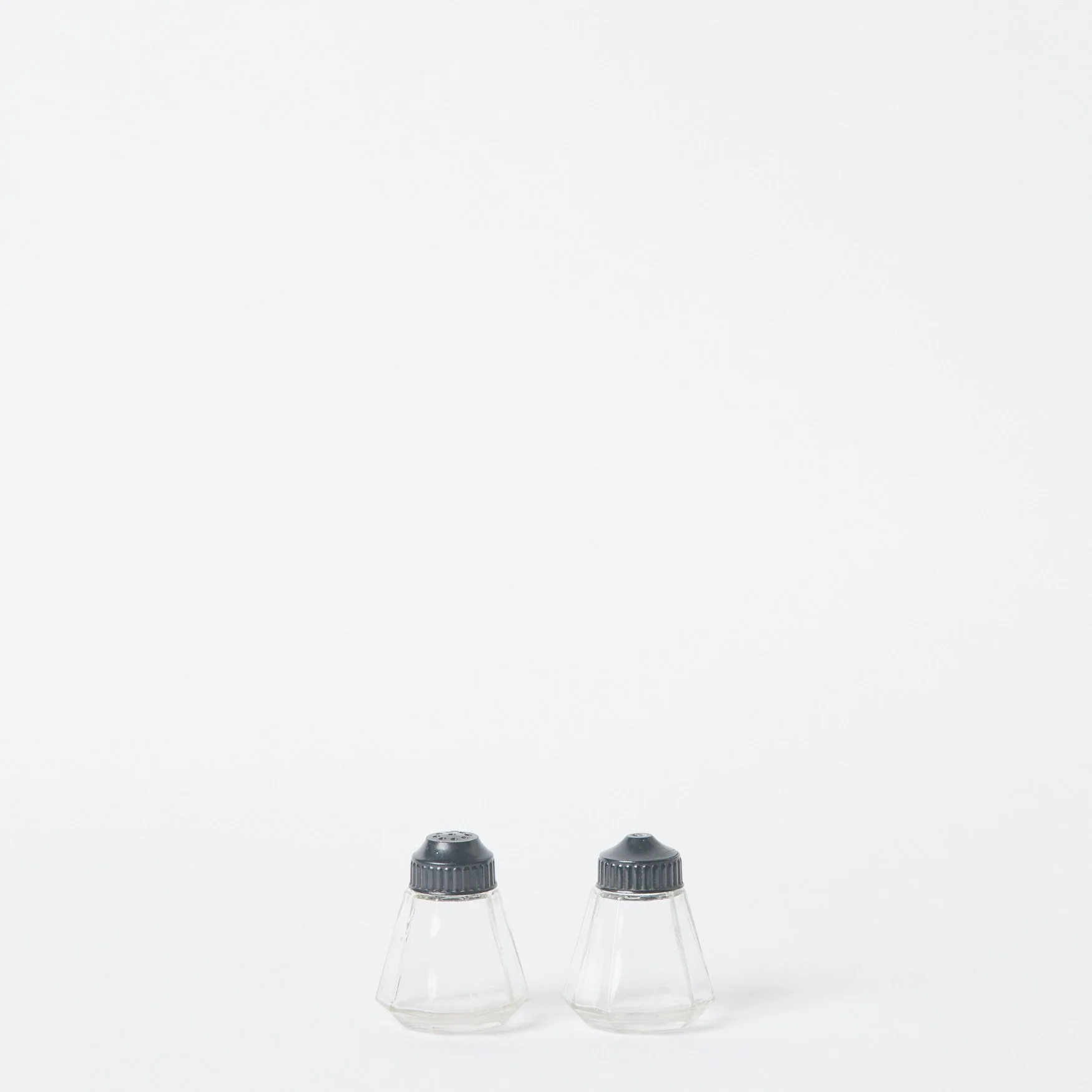 EST_Tableware_Shakers_Black_ESTSHAKE0005_6H_01.jpg