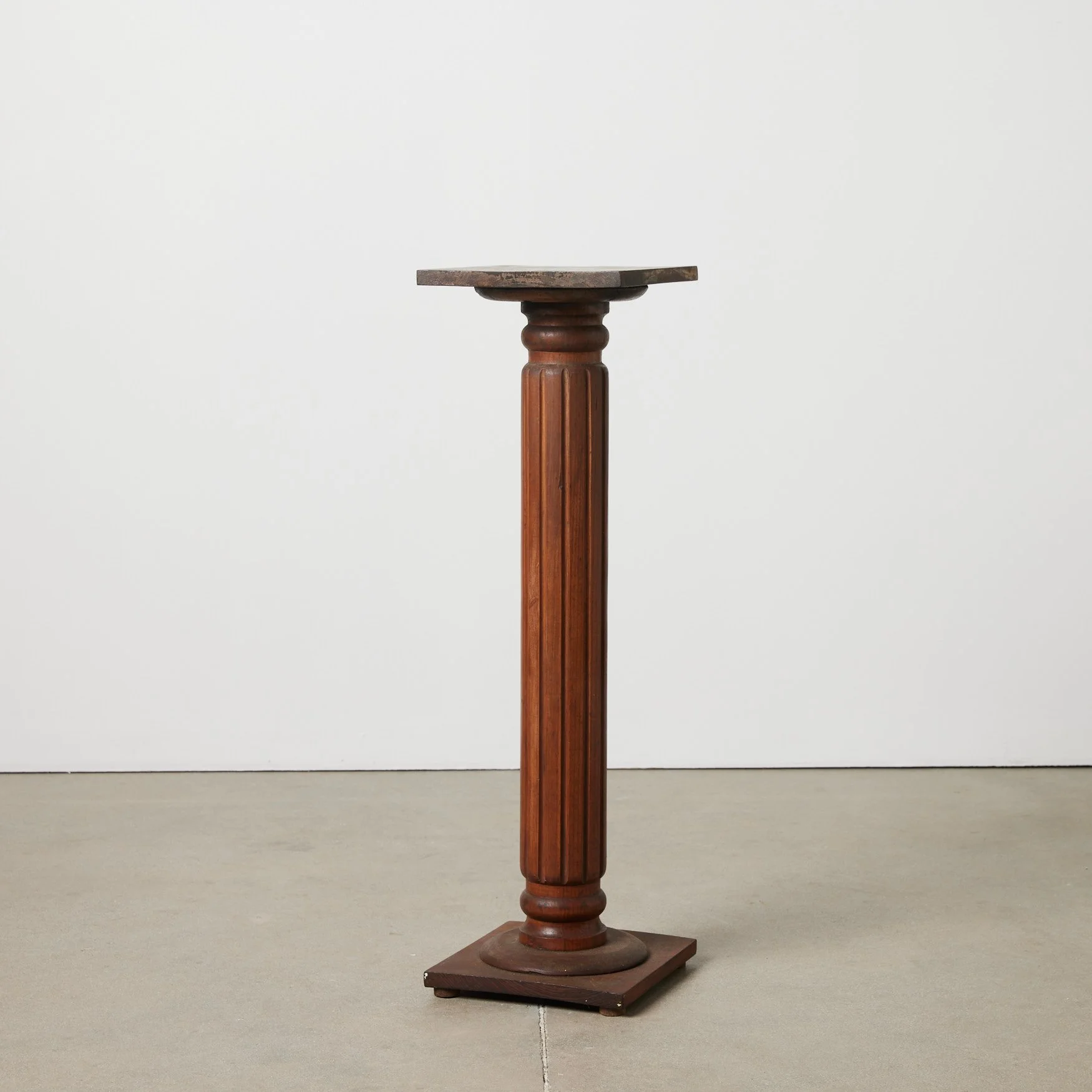 EST_Plinths_Wood_ESTPLN0001_97Hx30D_01.jpg
