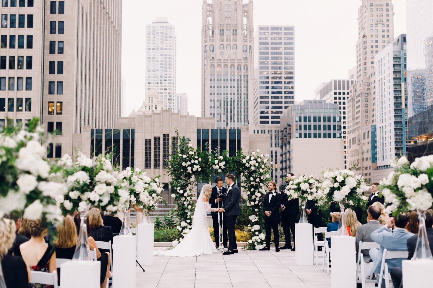 Chicago creating a perfect and stunning backdrop for Ryan and Ashley's rooftop wedding 👌🏼