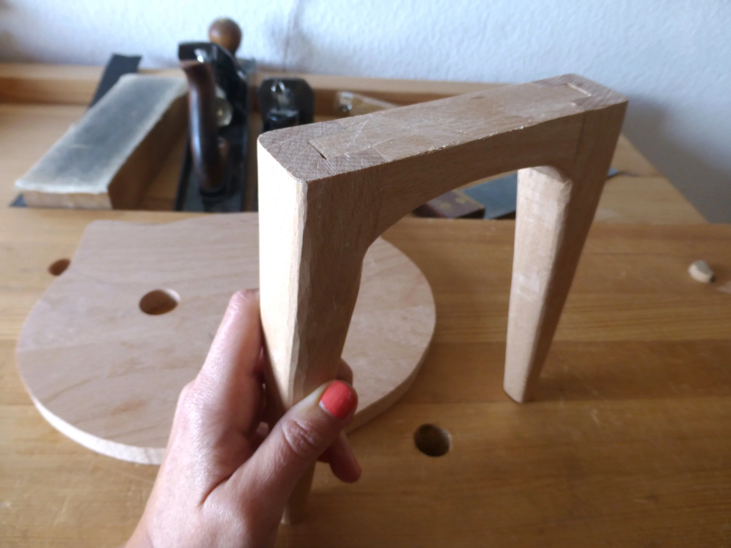 Probando patas espigadas. / Testing joints in legs.